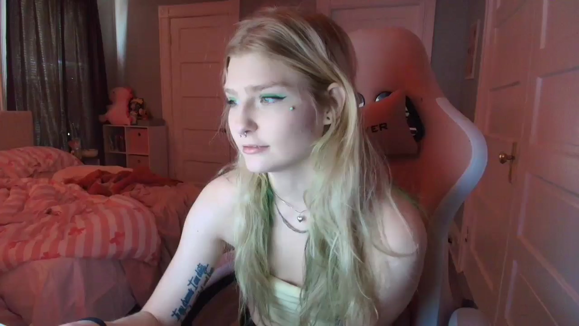 Gallery image thumbnail from DuckChan0's myfreecams stream on, 02/16/2026, 16:42 image 13 of 20