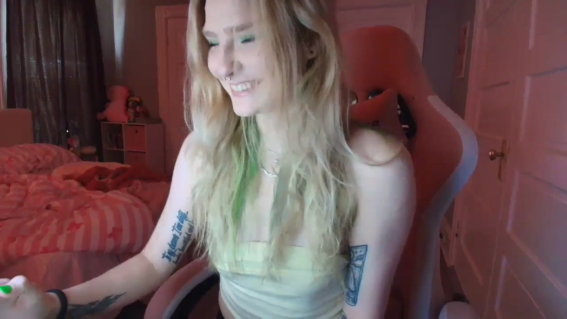 Gallery image thumbnail from DuckChan0's myfreecams stream on, 02/16/2026, 16:42 image 12 of 20