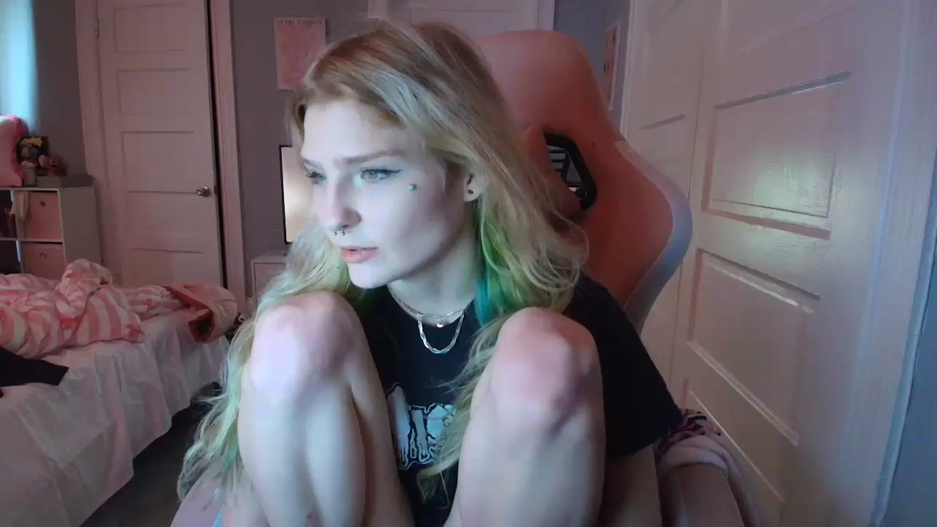 Gallery image thumbnail from DuckChan0's myfreecams stream on, 02/17/2026, 18:25 image 20 of 20