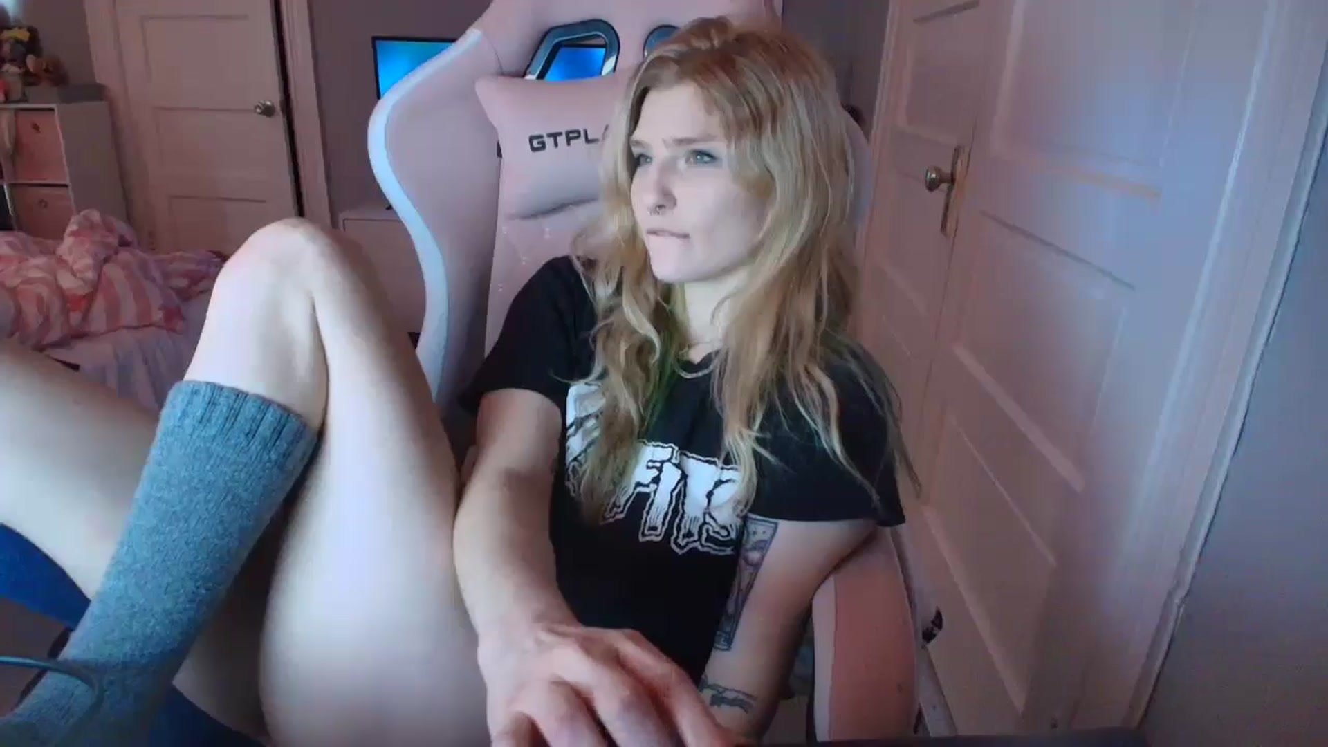 Gallery image thumbnail from DuckChan0's myfreecams stream on, 02/17/2026, 18:25 image 15 of 20