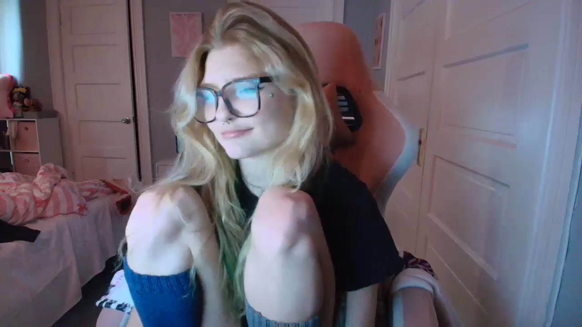 Gallery image thumbnail from DuckChan0's myfreecams stream on, 02/17/2026, 18:25 image 18 of 20