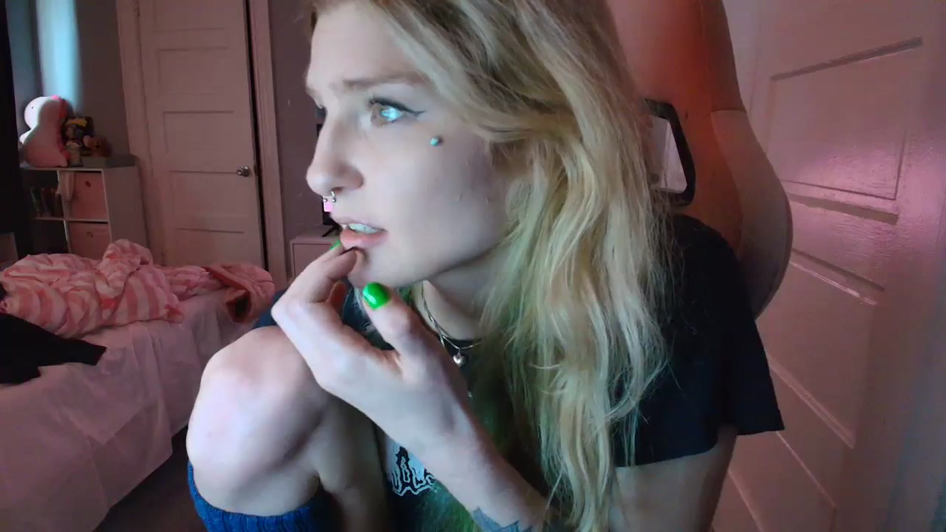 Gallery image thumbnail from DuckChan0's myfreecams stream on, 02/17/2026, 18:25 image 7 of 20