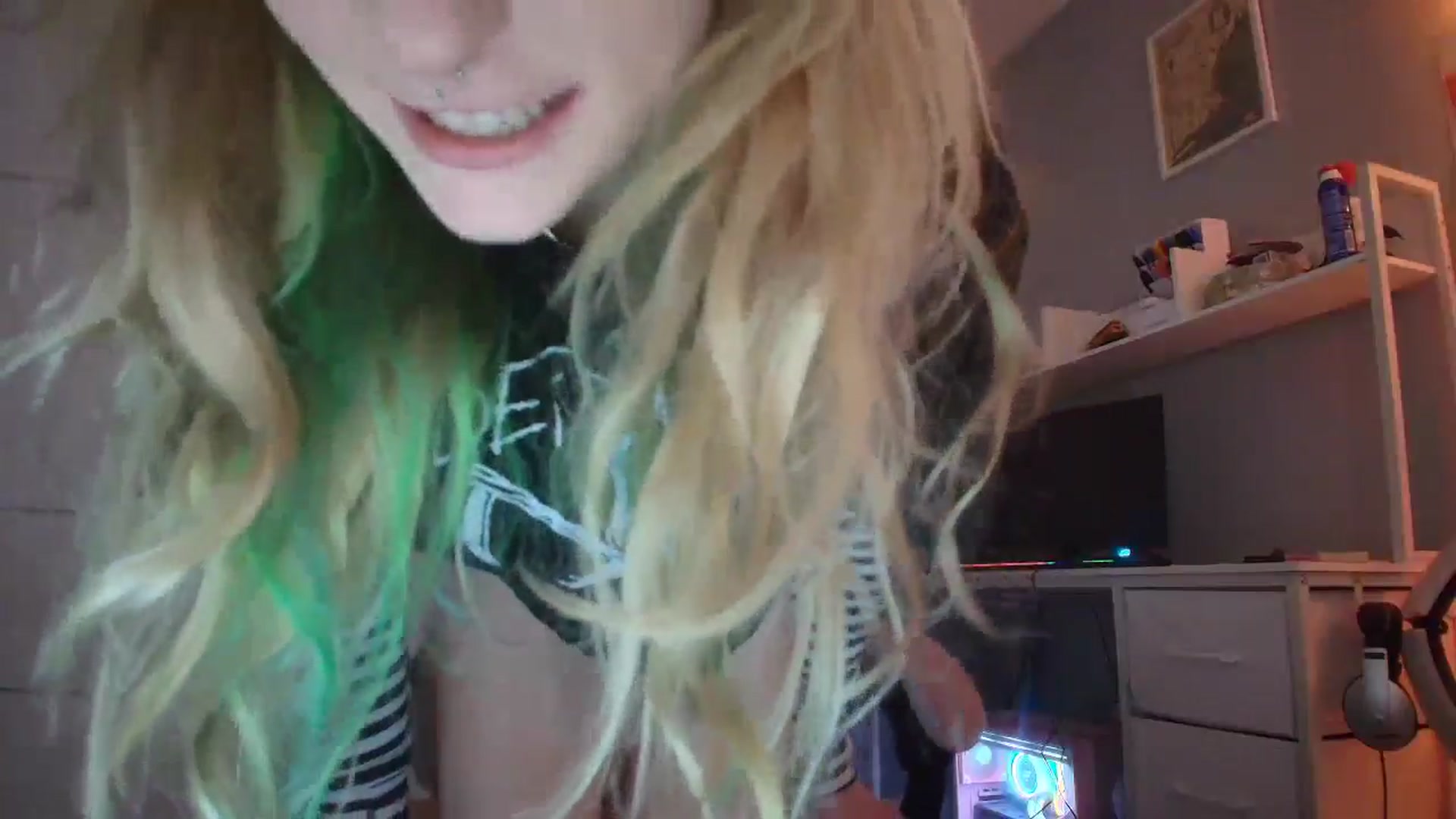 Gallery image thumbnail from DuckChan0's myfreecams stream on, 02/27/2026, 18:06 image 18 of 20