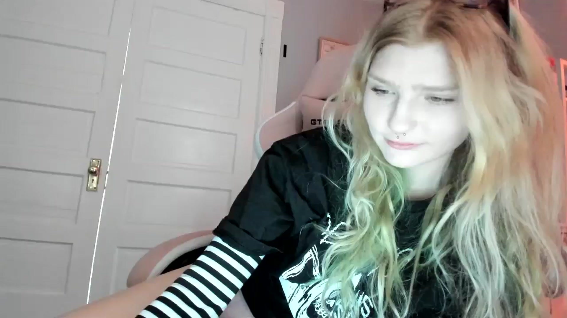 Gallery image thumbnail from DuckChan0's myfreecams stream on, 02/27/2026, 18:39 image 16 of 20