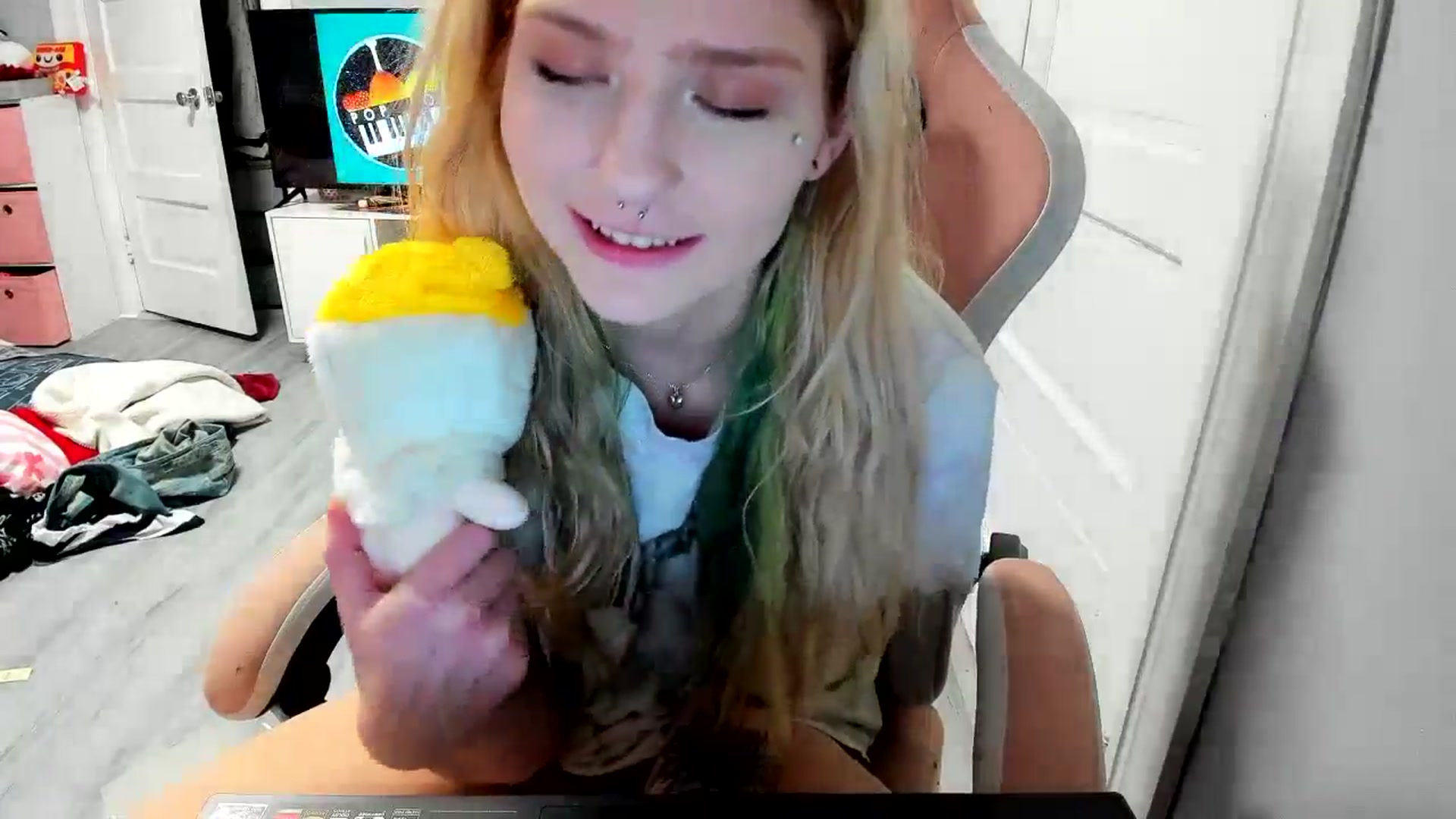 Gallery image thumbnail from DuckChan0's myfreecams stream on, 03/04/2026, 18:29 image 3 of 20