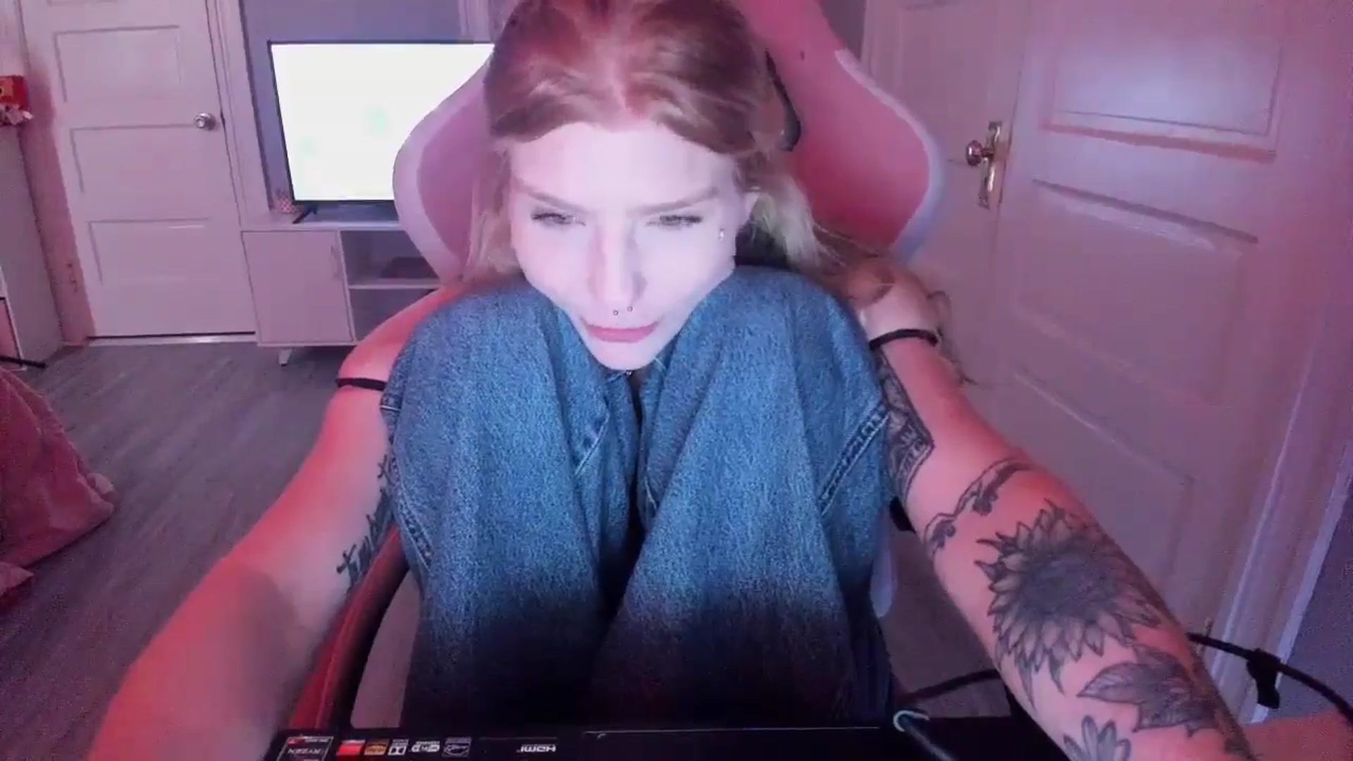 Gallery image thumbnail from DuckChan0's myfreecams stream on, 03/11/2026, 16:05 image 3 of 20