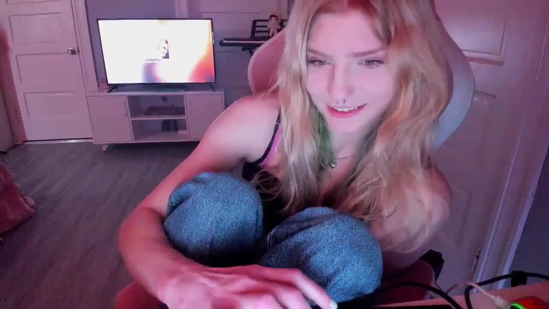 Gallery image thumbnail from DuckChan0's myfreecams stream on, 03/11/2026, 16:05 image 11 of 20