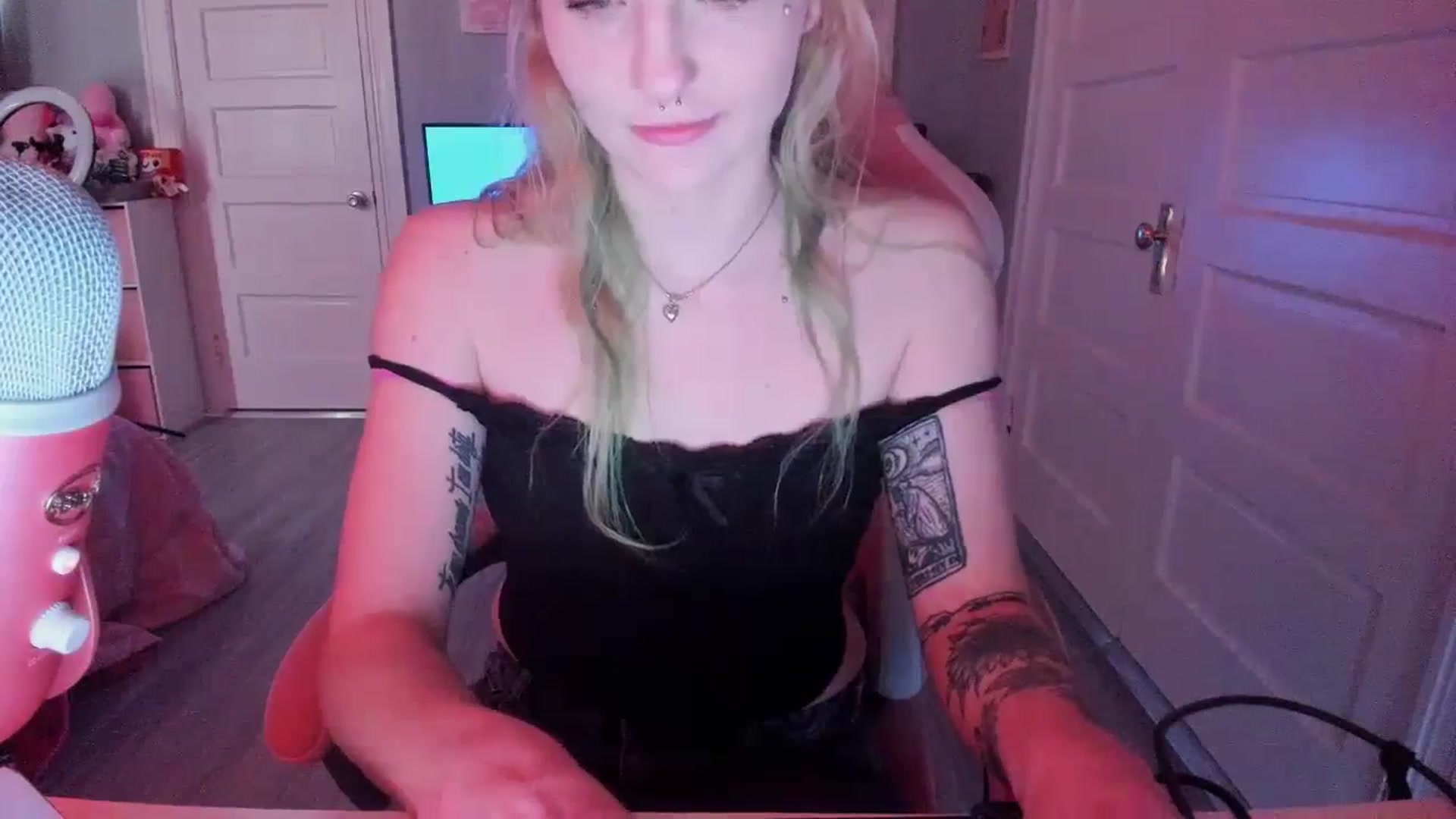 Gallery image thumbnail from DuckChan0's myfreecams stream on, 03/11/2026, 16:05 image 4 of 20
