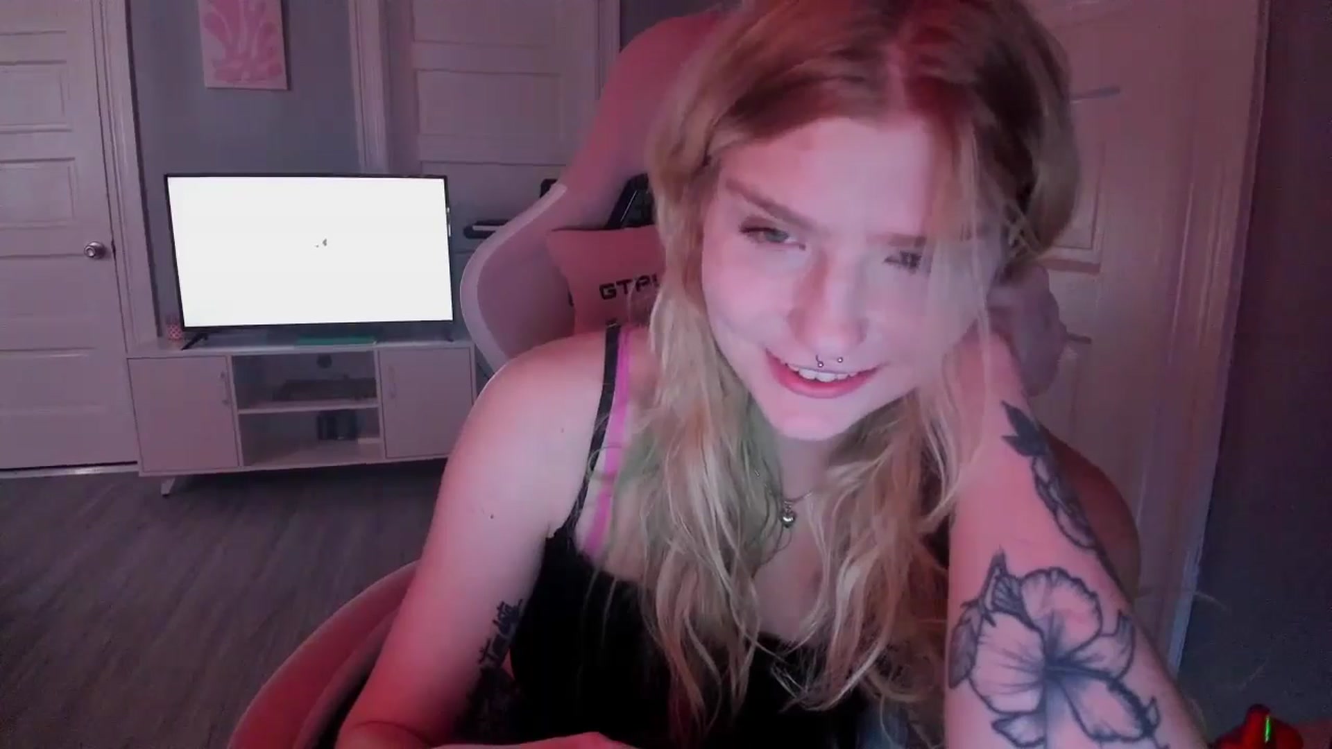 Gallery image thumbnail from DuckChan0's myfreecams stream on, 03/11/2026, 16:05 image 15 of 20