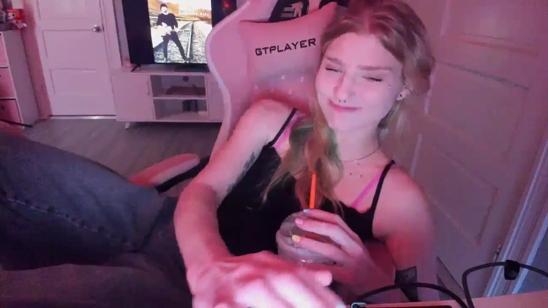 Gallery image thumbnail from DuckChan0's myfreecams stream on, 03/11/2026, 16:05 image 7 of 20