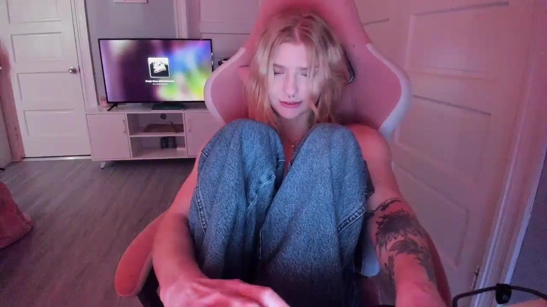Gallery image thumbnail from DuckChan0's myfreecams stream on, 03/11/2026, 16:05 image 10 of 20
