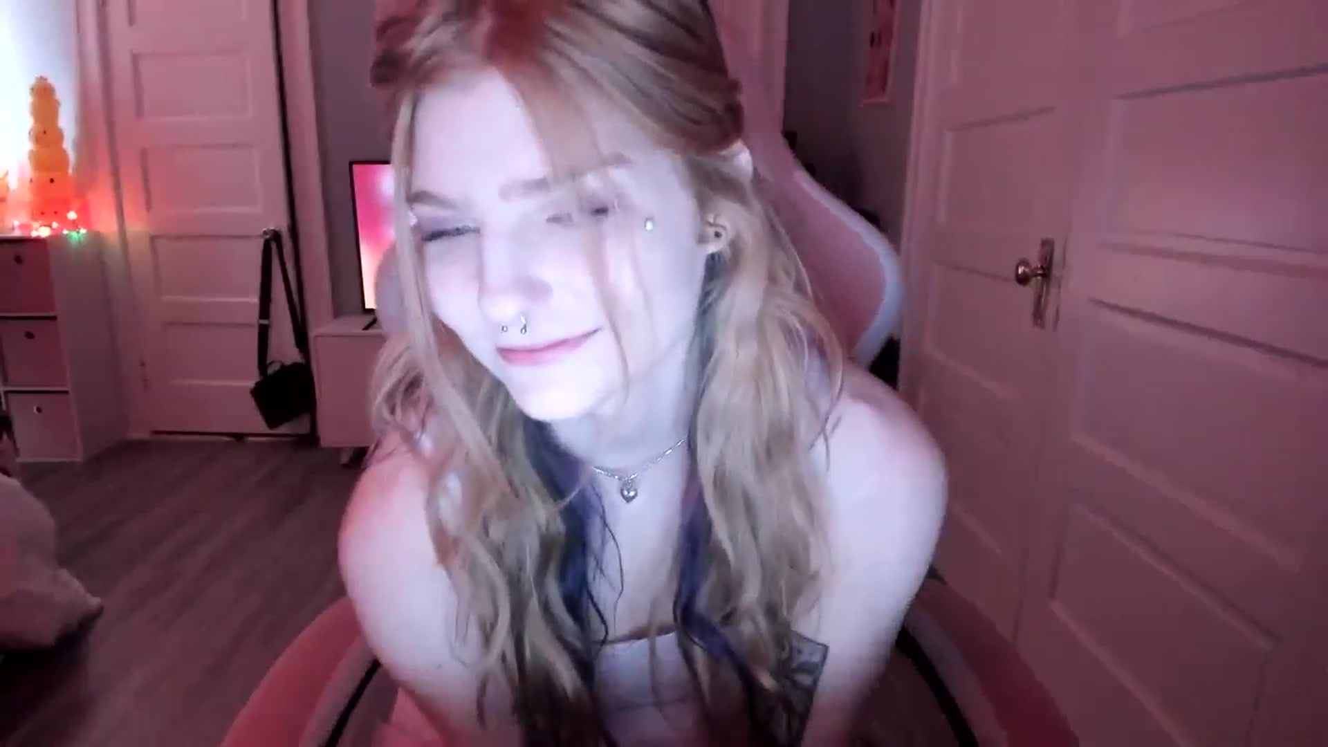 Gallery image thumbnail from DuckChan0's myfreecams stream on, 03/15/2026, 17:12 image 6 of 20