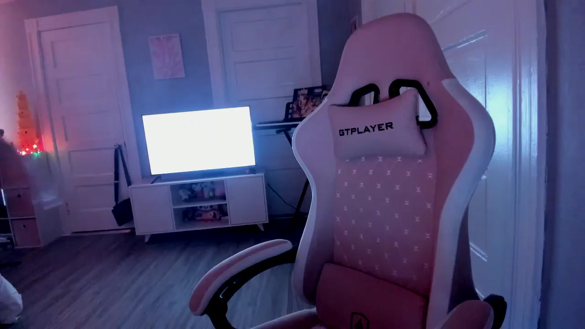Gallery image thumbnail from DuckChan0's myfreecams stream on, 03/17/2026, 17:20 image 8 of 20