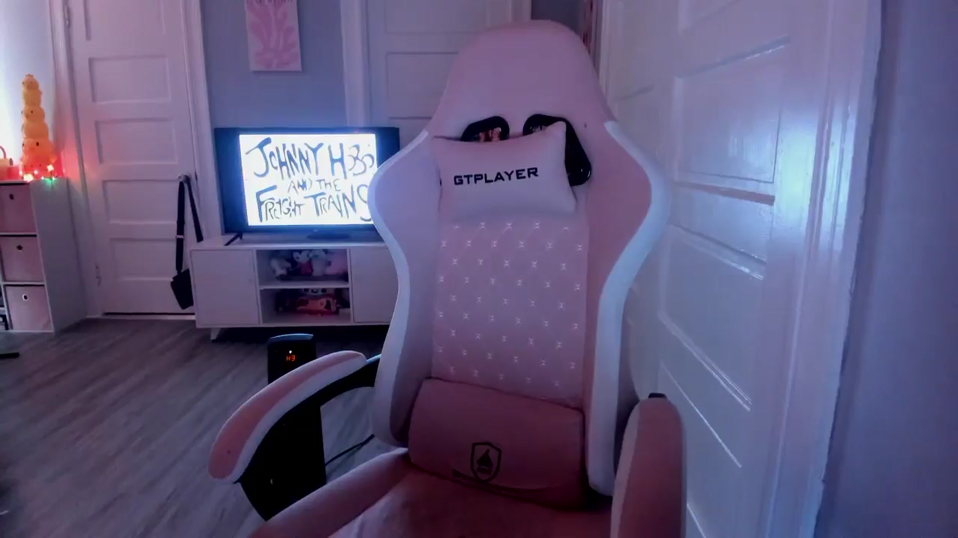 Gallery image thumbnail from DuckChan0's myfreecams stream on, 03/18/2026, 16:35 image 7 of 20