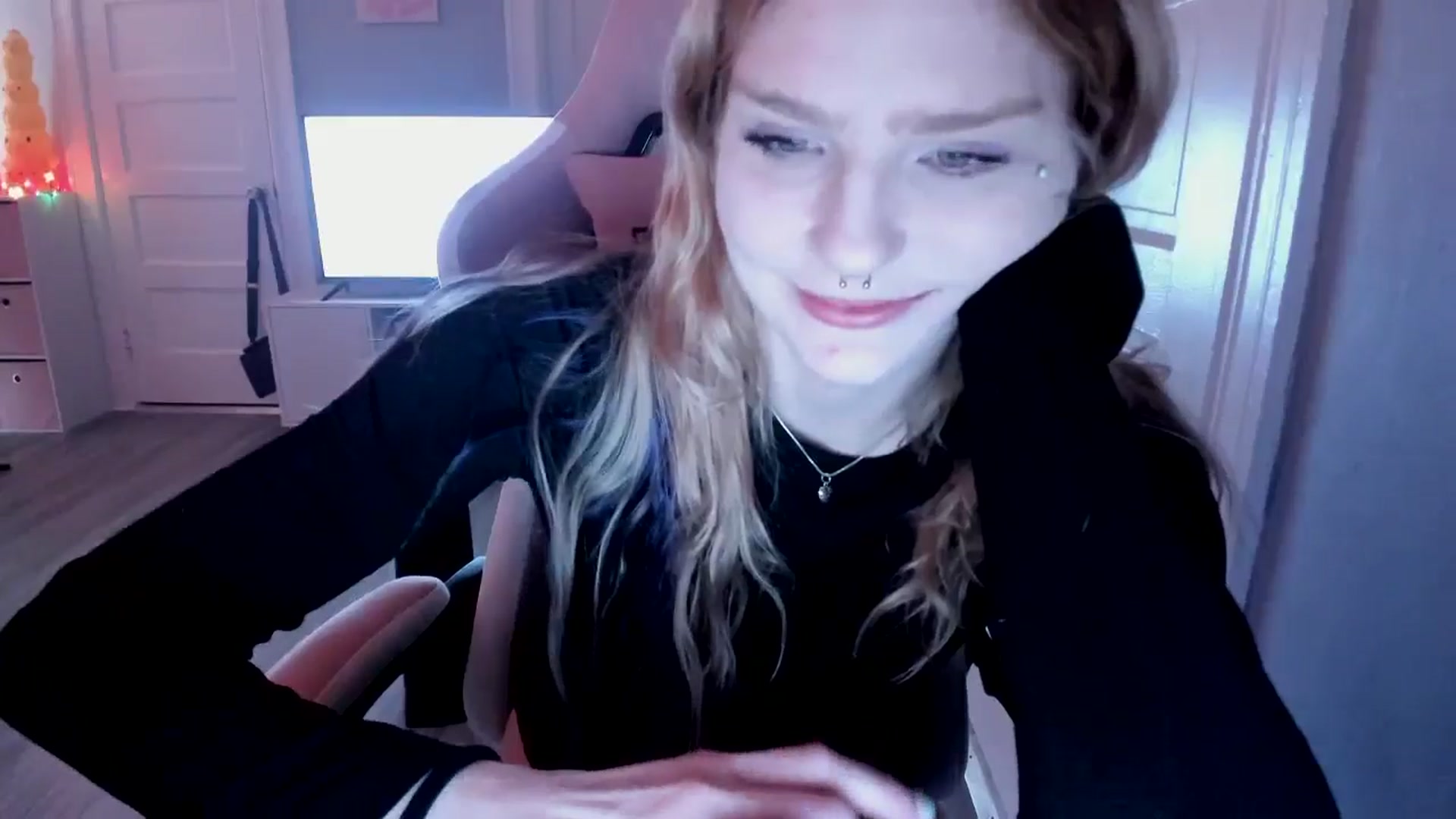 Gallery image thumbnail from DuckChan0's myfreecams stream on, 03/18/2026, 16:35 image 9 of 20