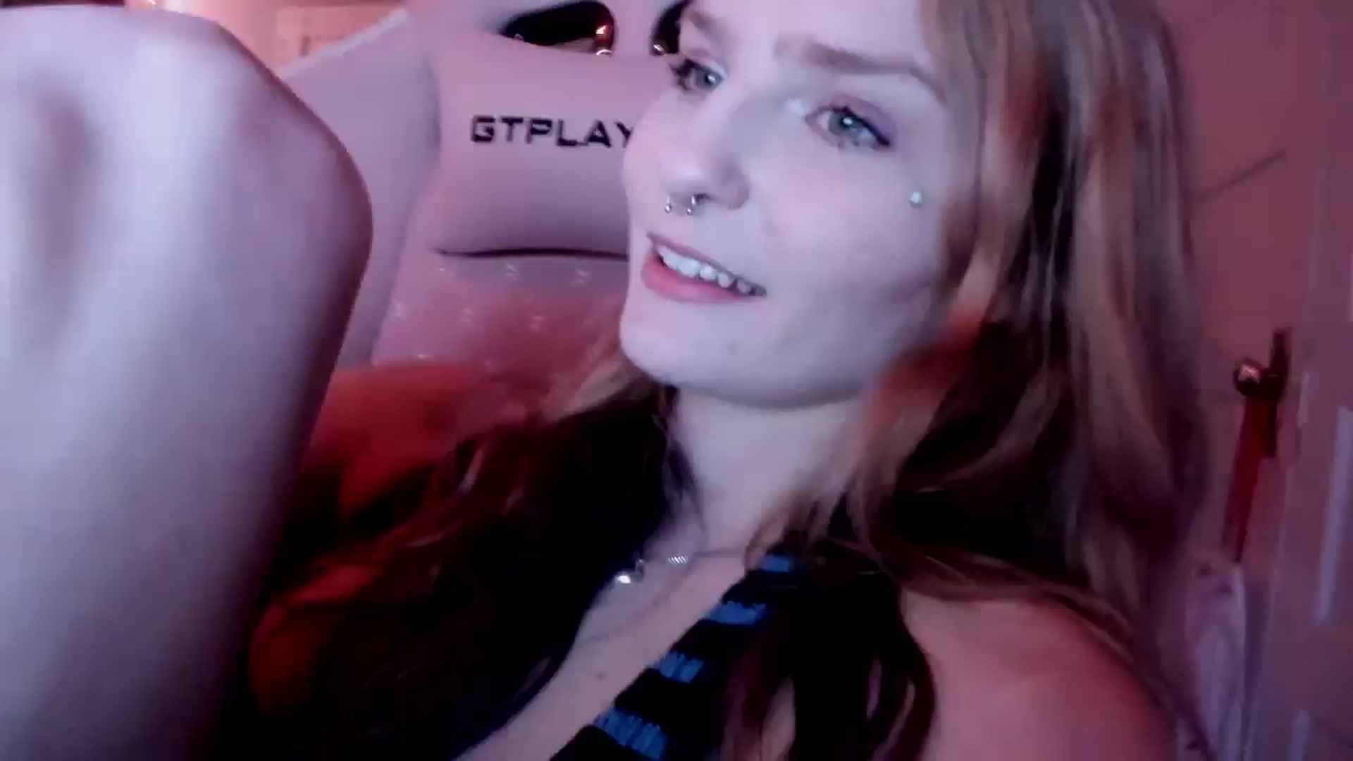 Gallery image thumbnail from DuckChan0's myfreecams stream on, 03/19/2026, 17:23 image 16 of 20