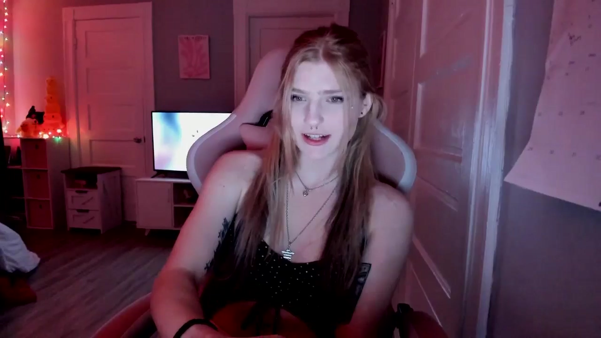 Gallery image thumbnail from DuckChan0's myfreecams stream on, 03/22/2026, 16:46 image 18 of 20