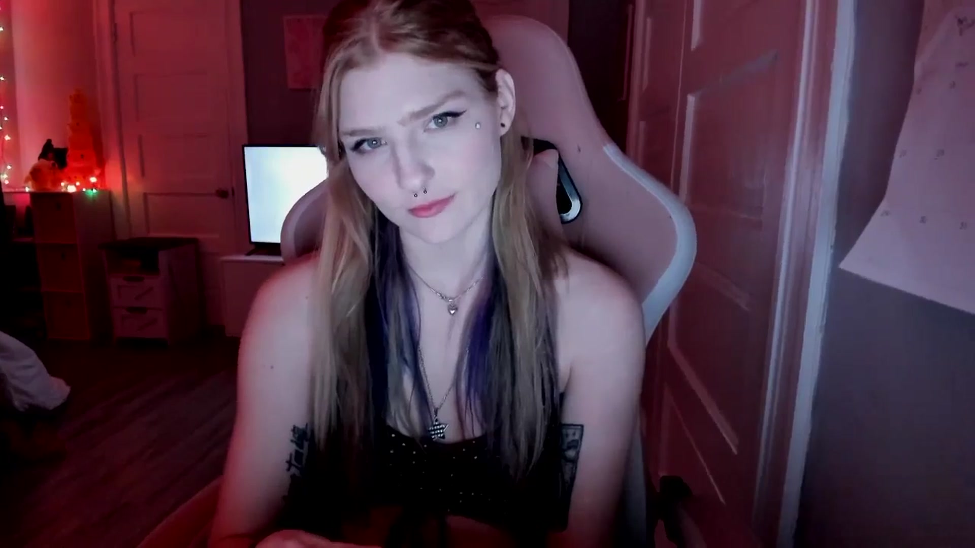 Gallery image thumbnail from DuckChan0's myfreecams stream on, 03/22/2026, 16:46 image 12 of 20