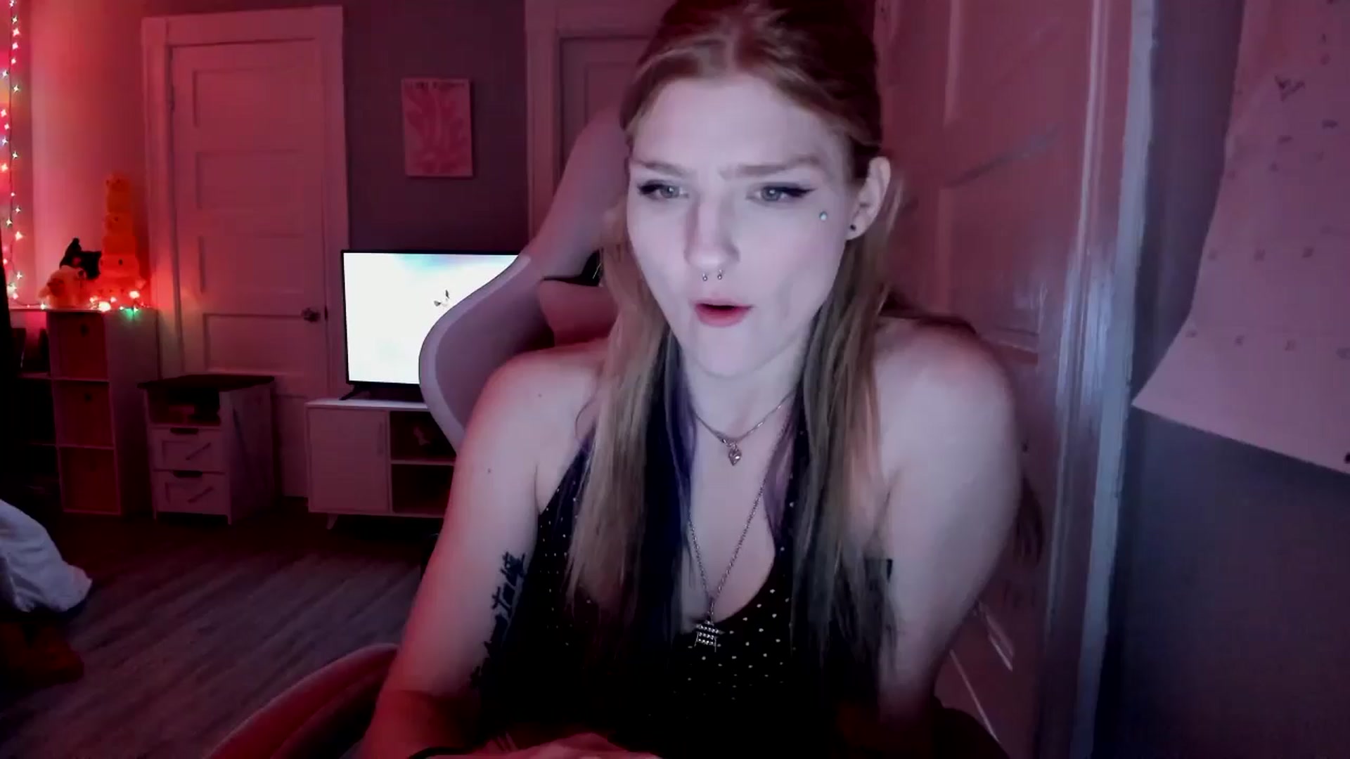 Gallery image thumbnail from DuckChan0's myfreecams stream on, 03/22/2026, 16:46 image 15 of 20