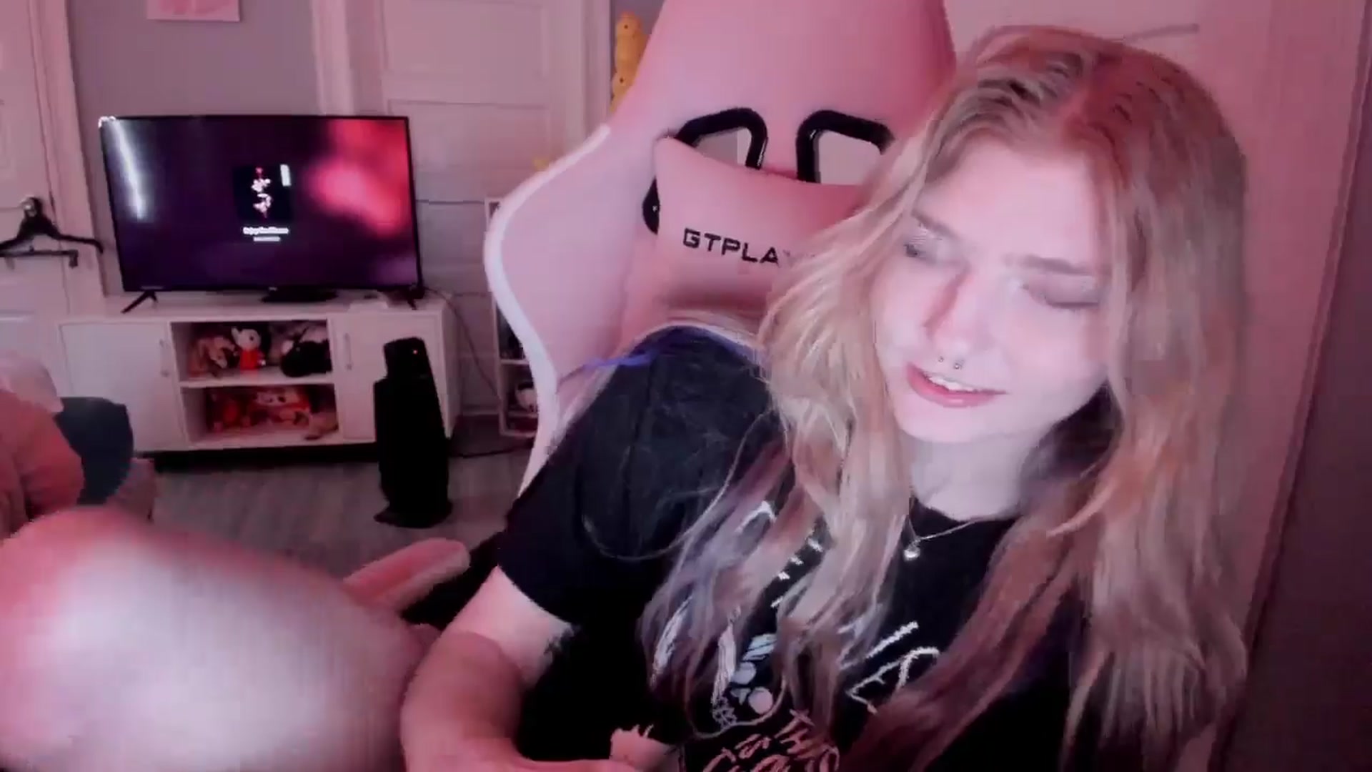 Gallery image thumbnail from DuckChan0's myfreecams stream on, 03/27/2026, 15:41 image 20 of 20