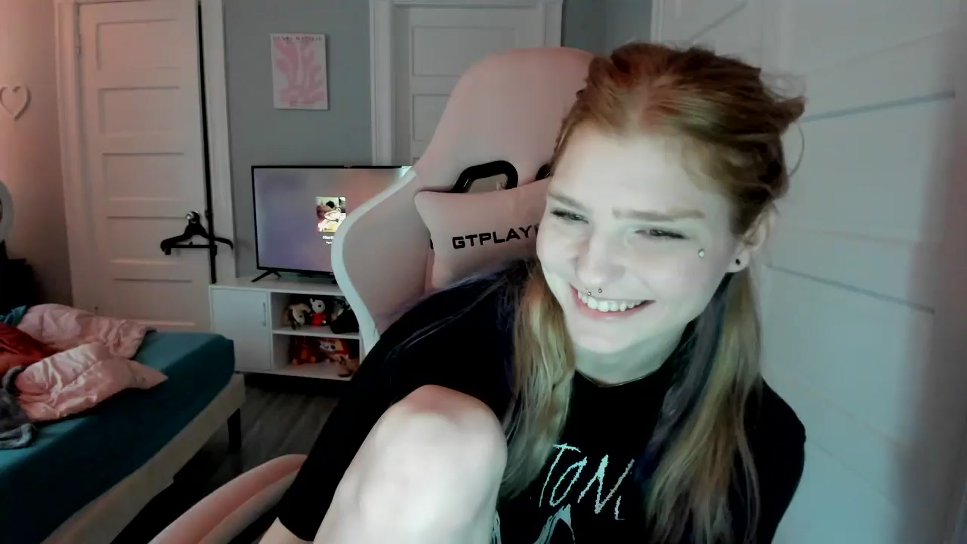 Gallery image thumbnail from DuckChan0's myfreecams stream on, 03/29/2026, 18:32 image 14 of 20