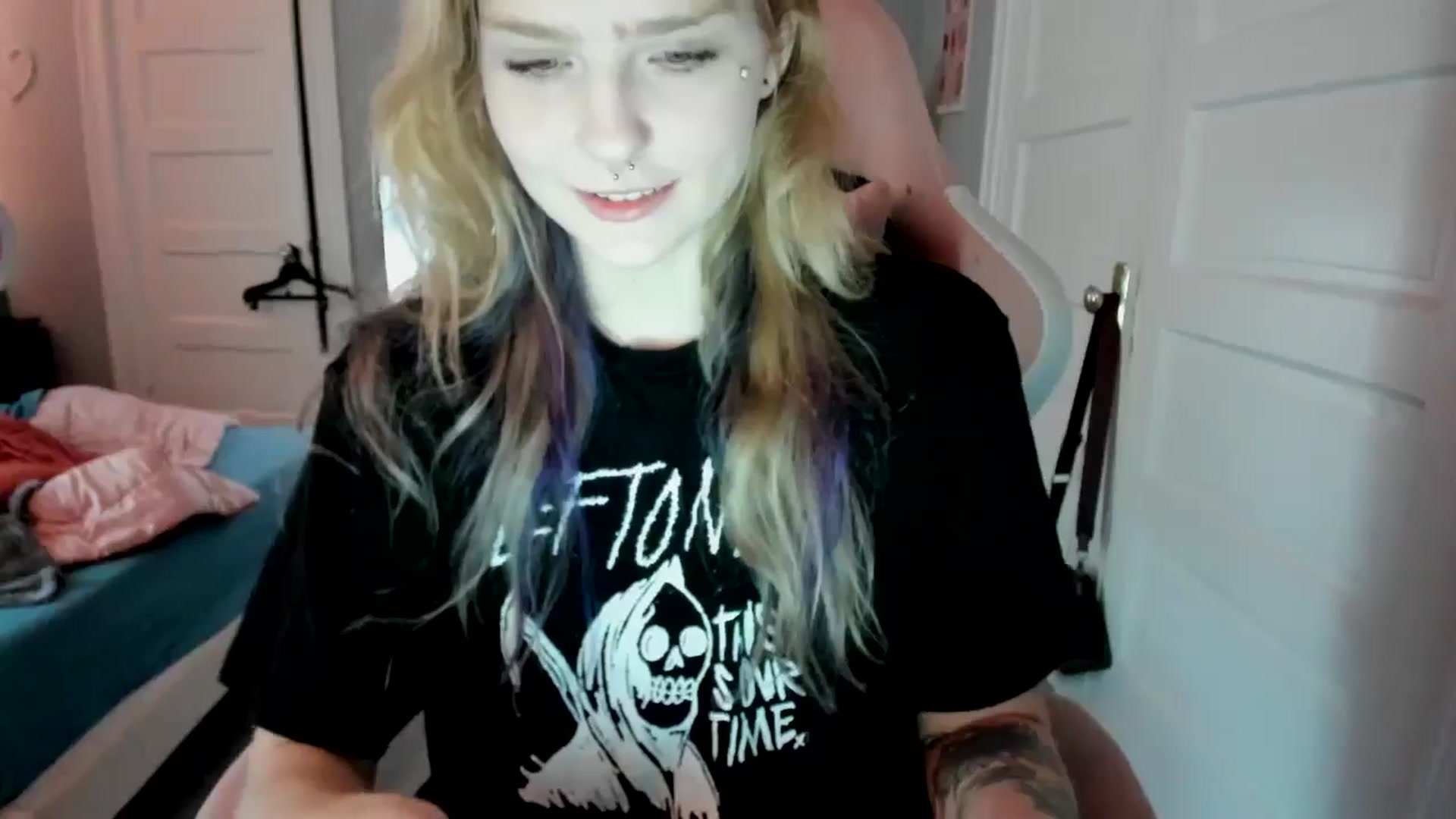 Gallery image thumbnail from DuckChan0's myfreecams stream on, 03/29/2026, 18:32 image 8 of 20