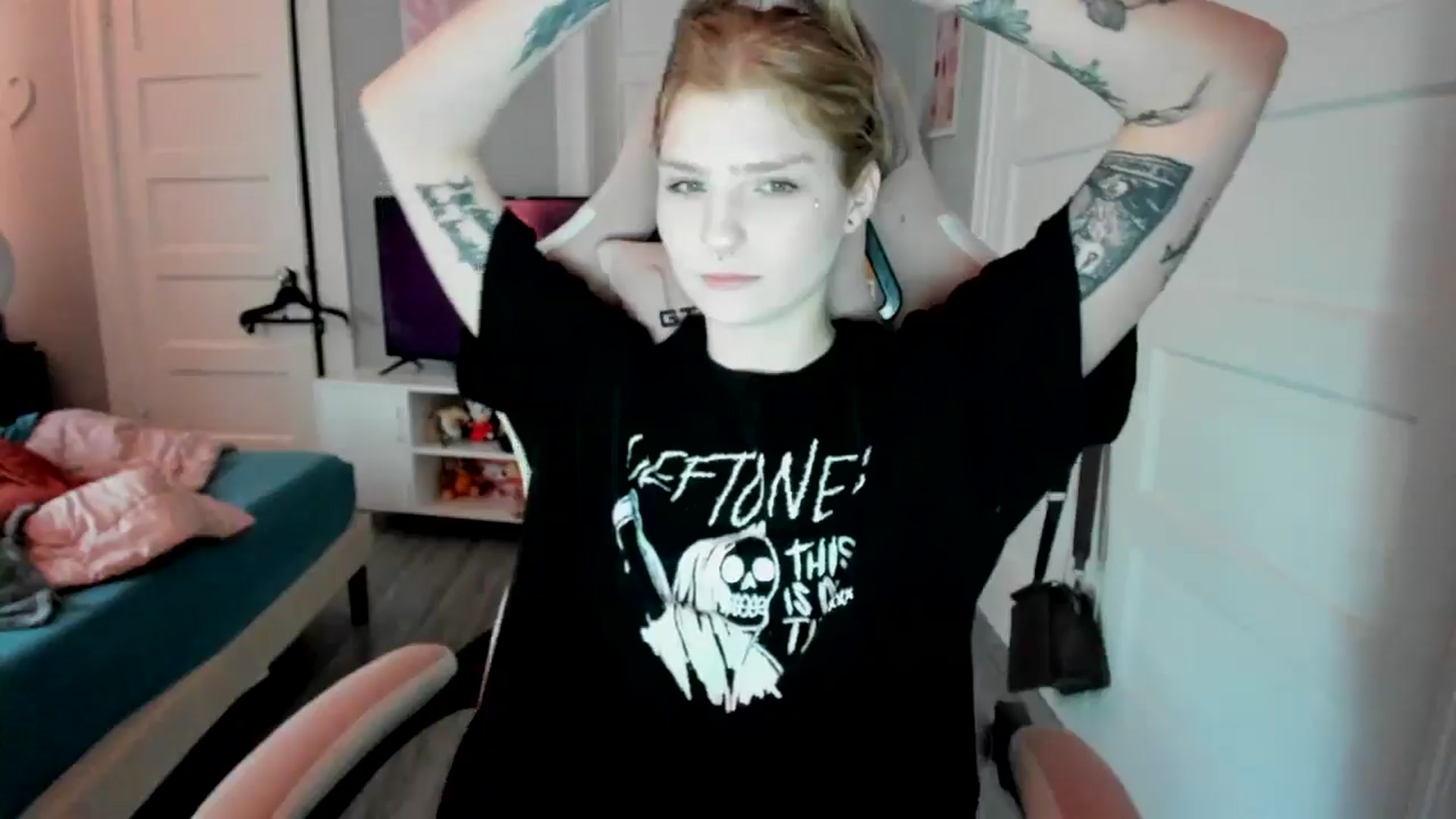 Gallery image thumbnail from DuckChan0's myfreecams stream on, 03/29/2026, 18:32 image 17 of 20
