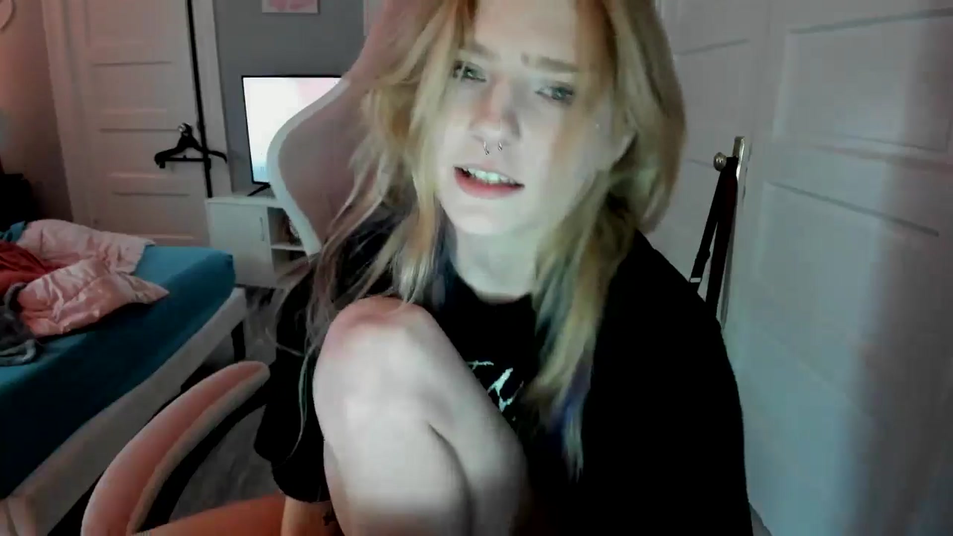 Gallery image thumbnail from DuckChan0's myfreecams stream on, 03/29/2026, 18:32 image 6 of 20