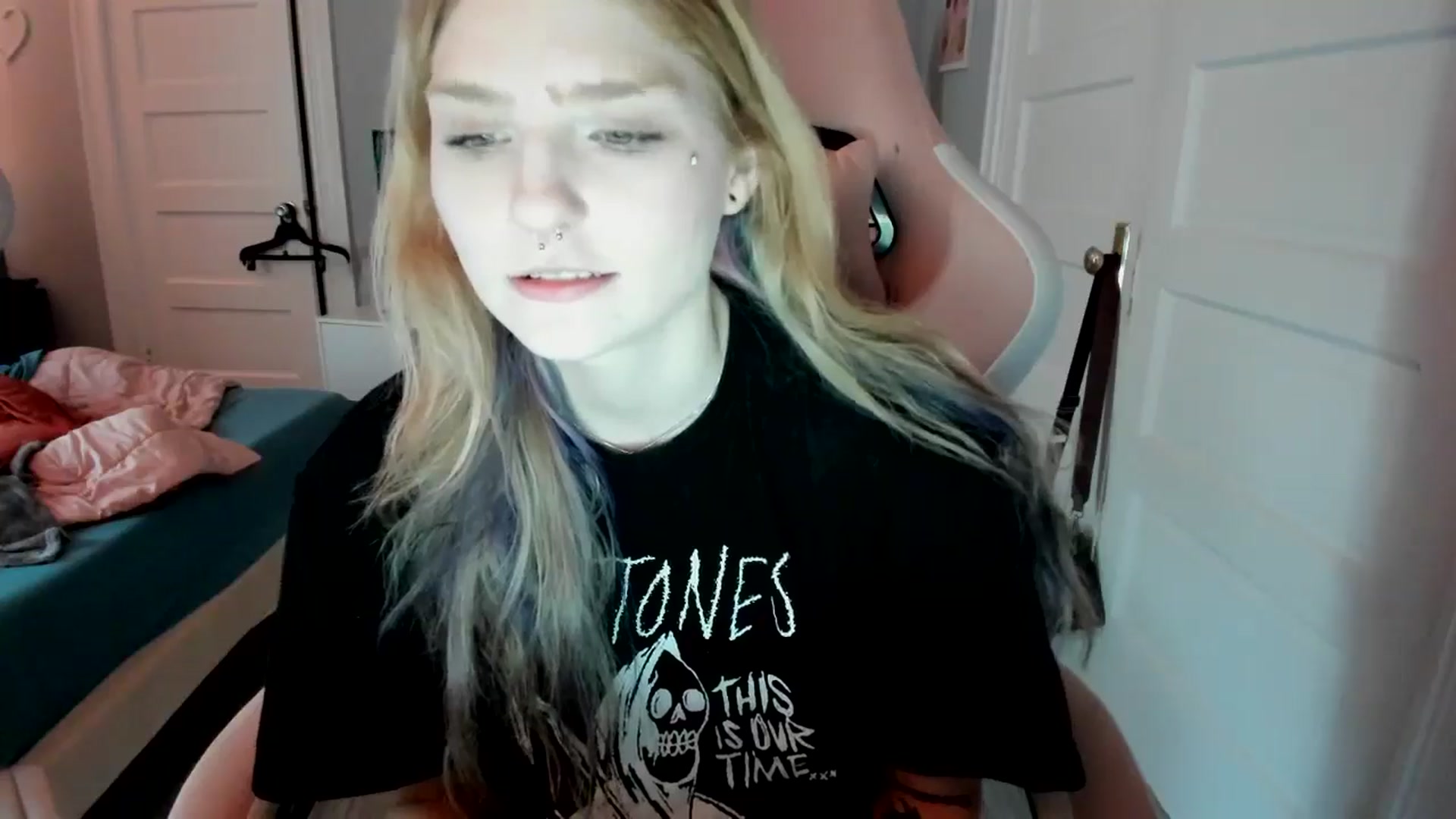 Gallery image thumbnail from DuckChan0's myfreecams stream on, 03/29/2026, 18:32 image 9 of 20