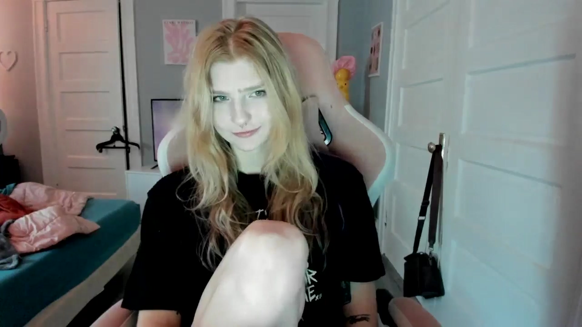 Gallery image thumbnail from DuckChan0's myfreecams stream on, 03/29/2026, 18:32 image 13 of 20
