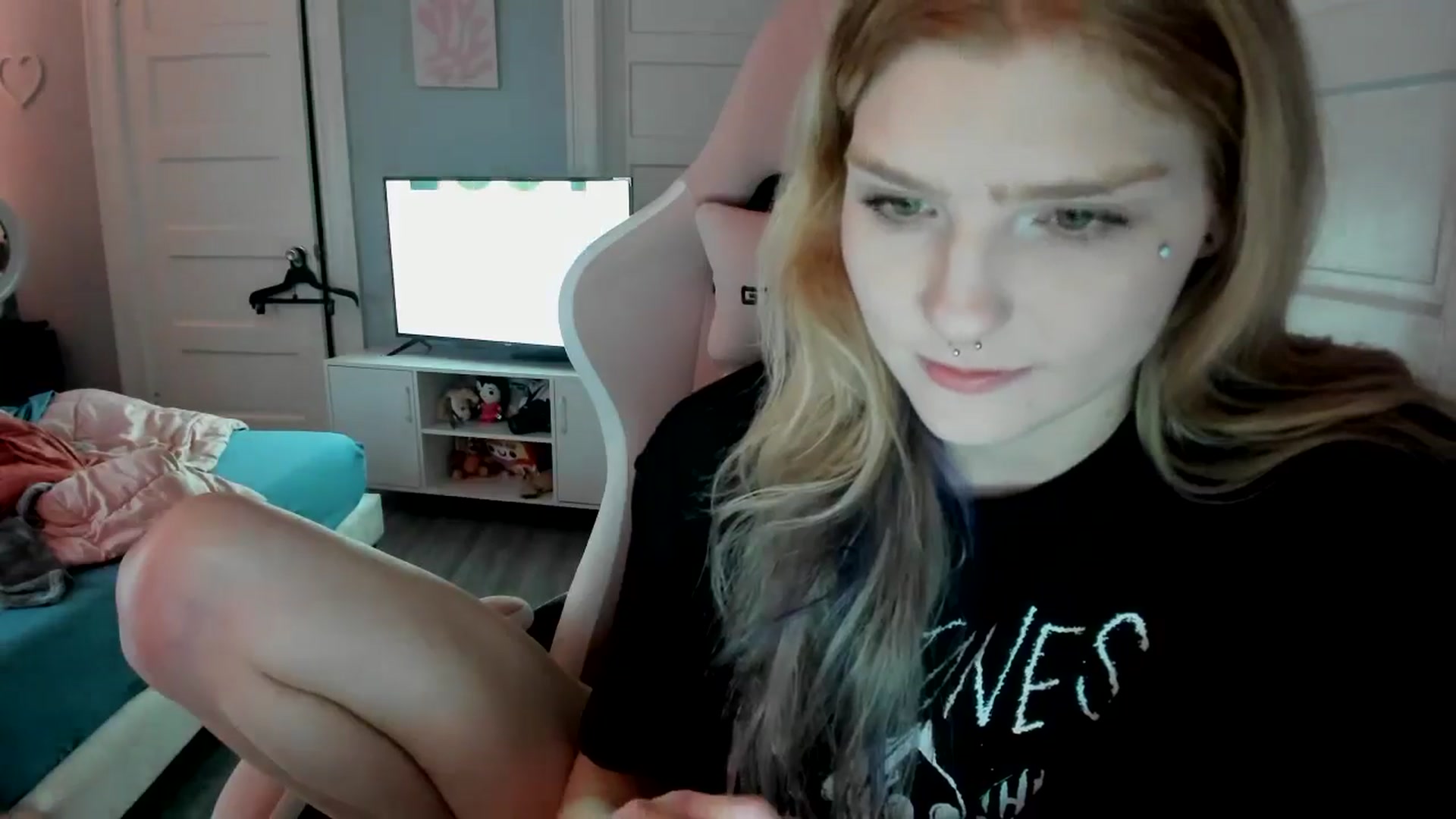 Gallery image thumbnail from DuckChan0's myfreecams stream on, 03/29/2026, 18:32 image 11 of 20