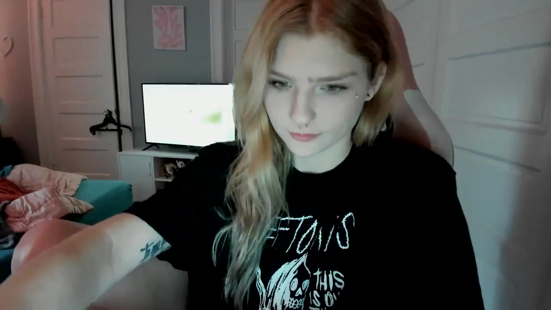 Gallery image thumbnail from DuckChan0's myfreecams stream on, 03/29/2026, 18:32 image 2 of 20
