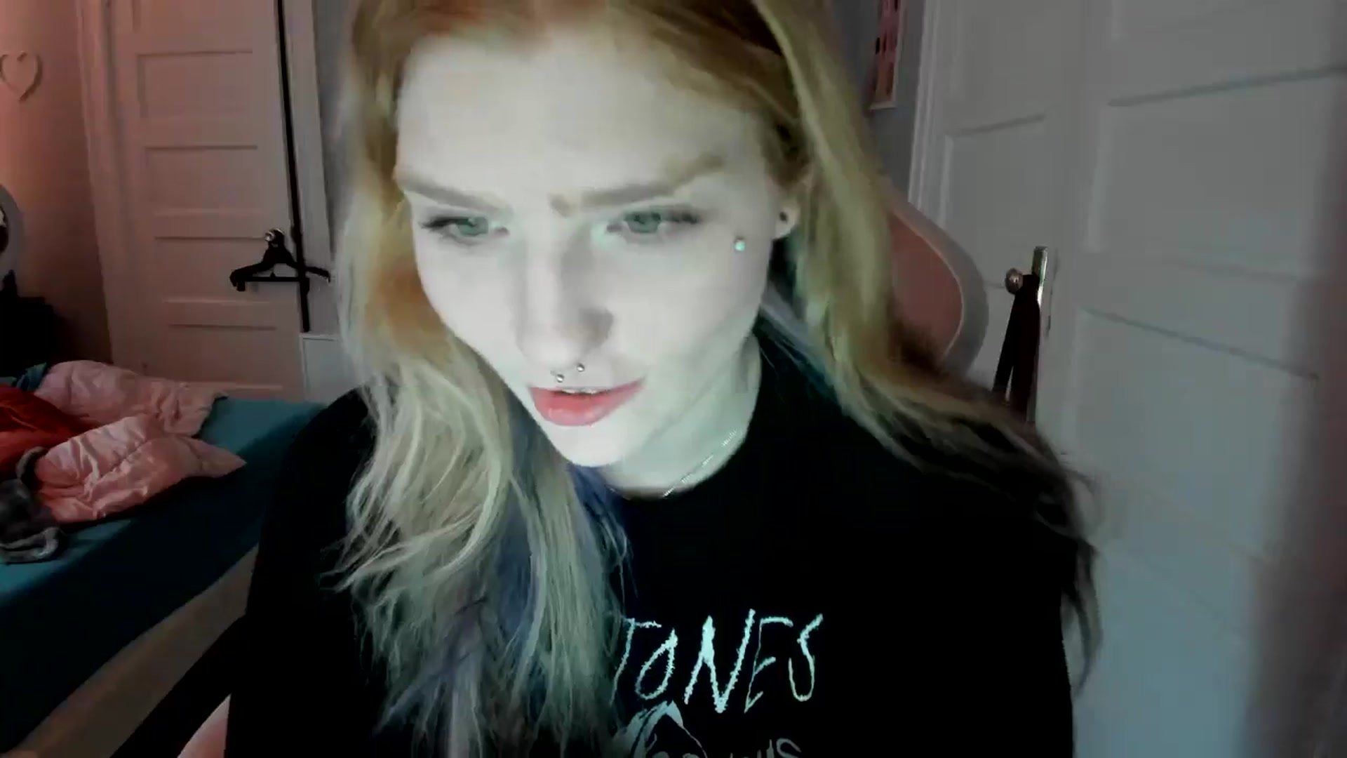 Gallery image thumbnail from DuckChan0's myfreecams stream on, 03/29/2026, 18:32 image 10 of 20