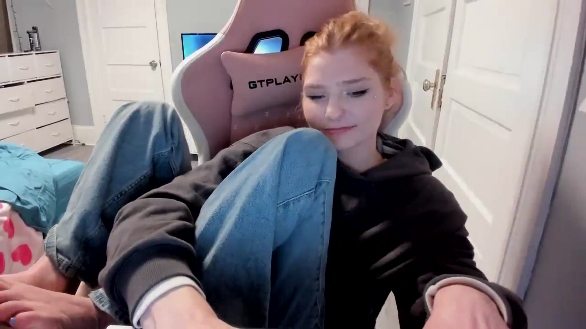 Gallery image thumbnail from DuckChan0's myfreecams stream on, 04/03/2026, 17:10 image 15 of 20