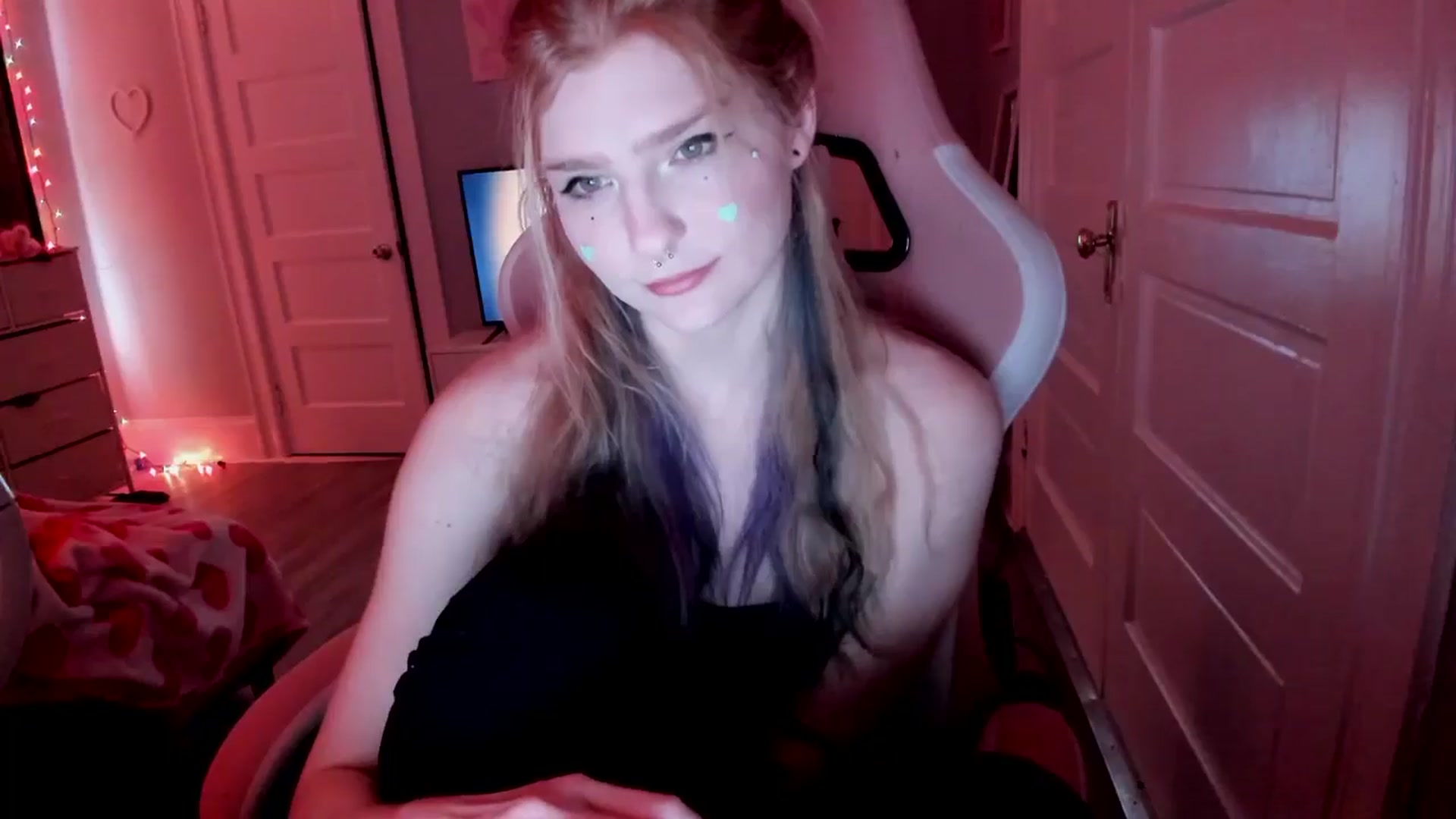 Gallery image thumbnail from DuckChan0's myfreecams stream on, 04/06/2026, 16:24 image 3 of 20
