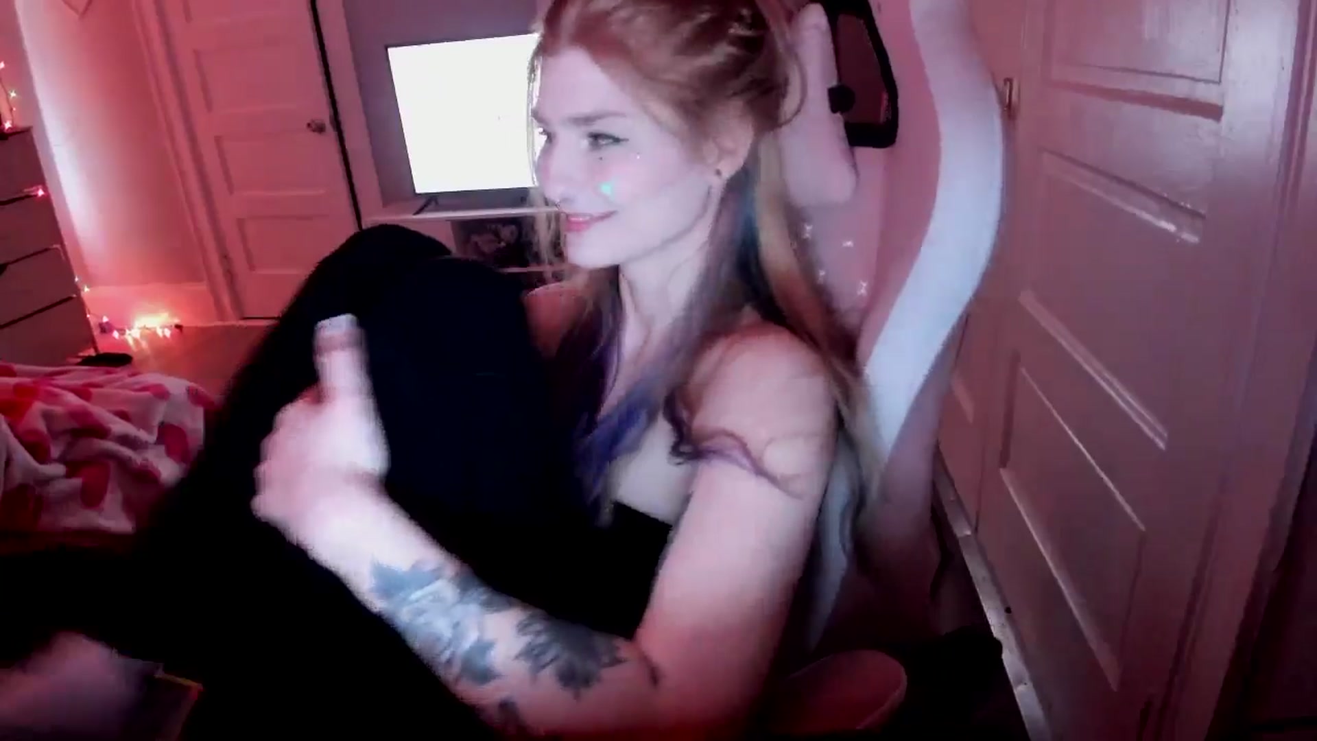Gallery image thumbnail from DuckChan0's myfreecams stream on, 04/06/2026, 16:24 image 4 of 20