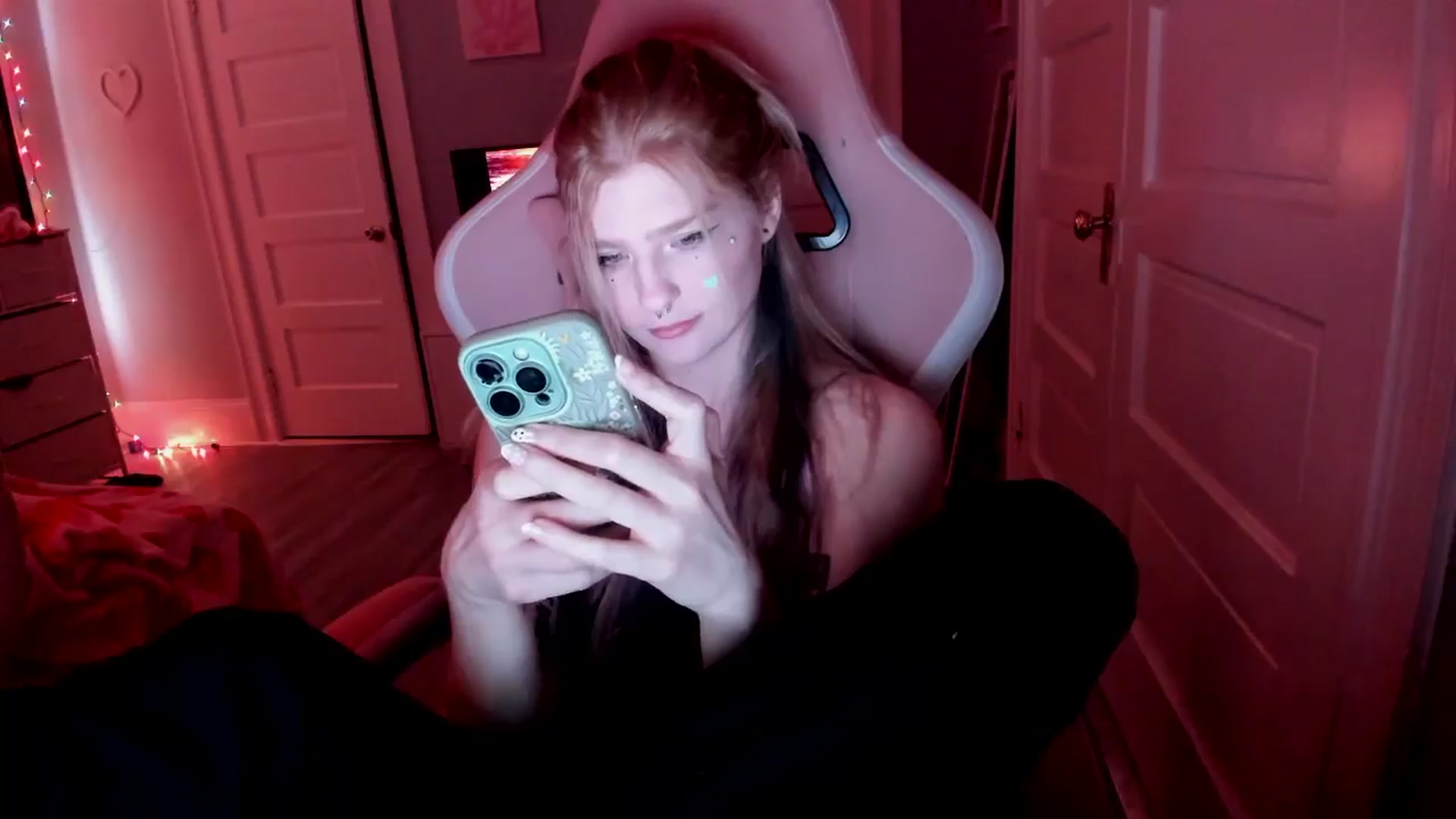 Gallery image thumbnail from DuckChan0's myfreecams stream on, 04/06/2026, 16:24 image 2 of 20