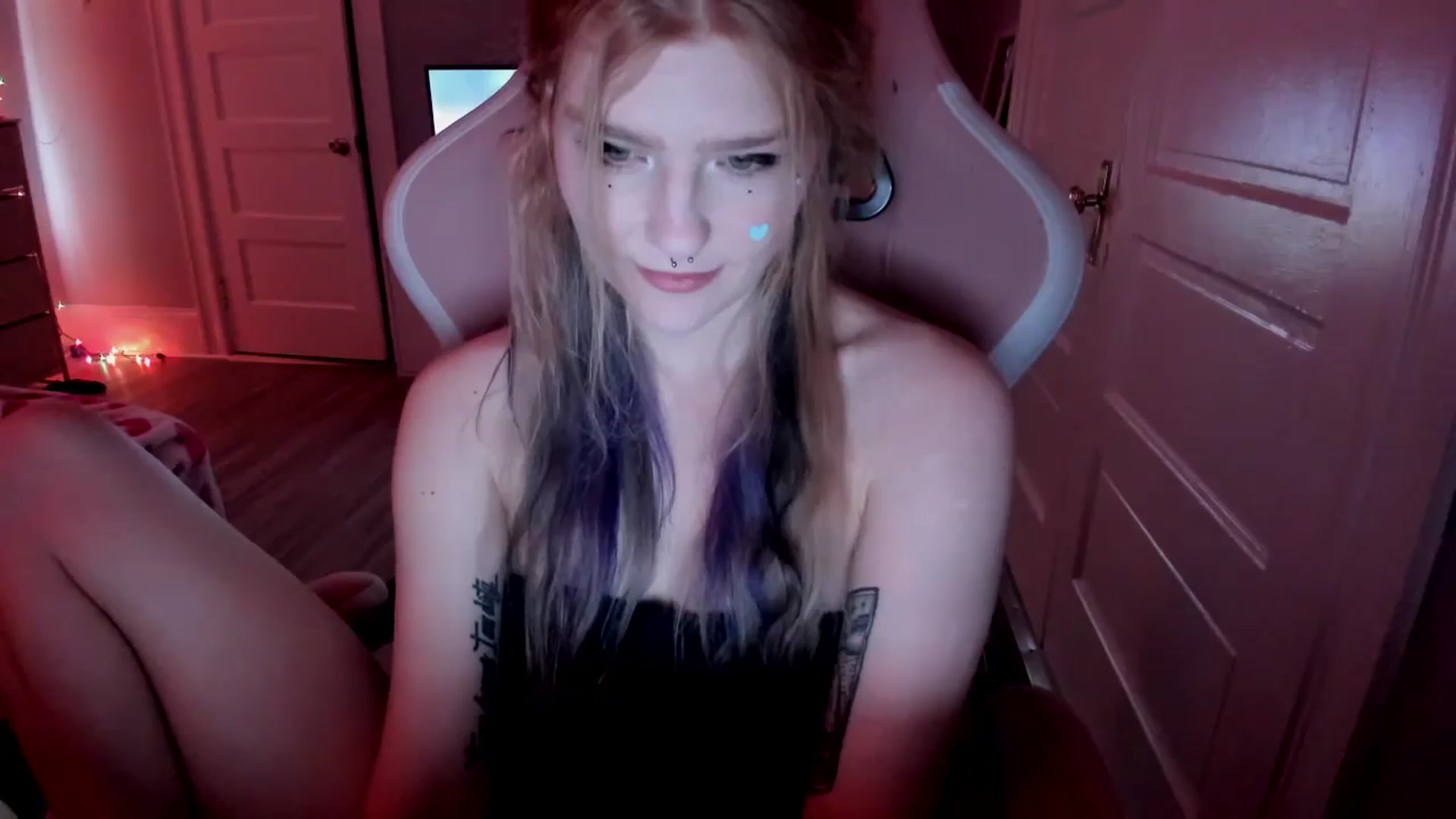 Gallery image thumbnail from DuckChan0's myfreecams stream on, 04/06/2026, 16:24 image 8 of 20