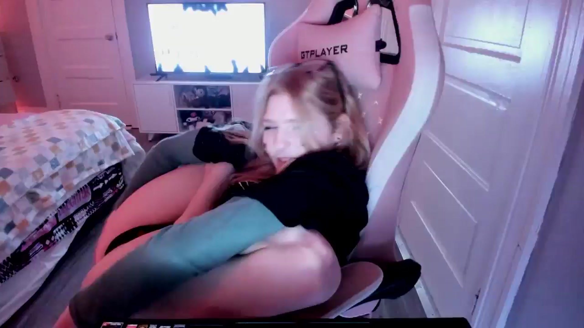 Gallery image thumbnail from DuckChan0's myfreecams stream on, 04/07/2026, 16:00 image 19 of 20