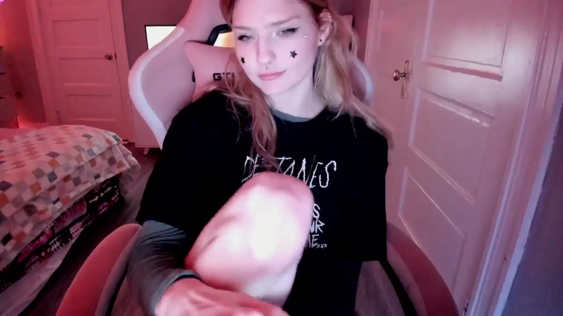 Gallery image thumbnail from DuckChan0's myfreecams stream on, 04/07/2026, 16:00 image 16 of 20