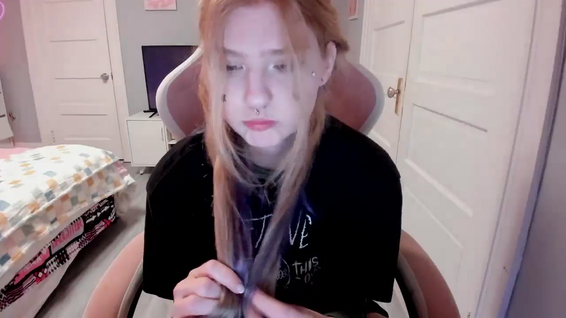 Gallery image thumbnail from DuckChan0's myfreecams stream on, 04/07/2026, 16:00 image 5 of 20