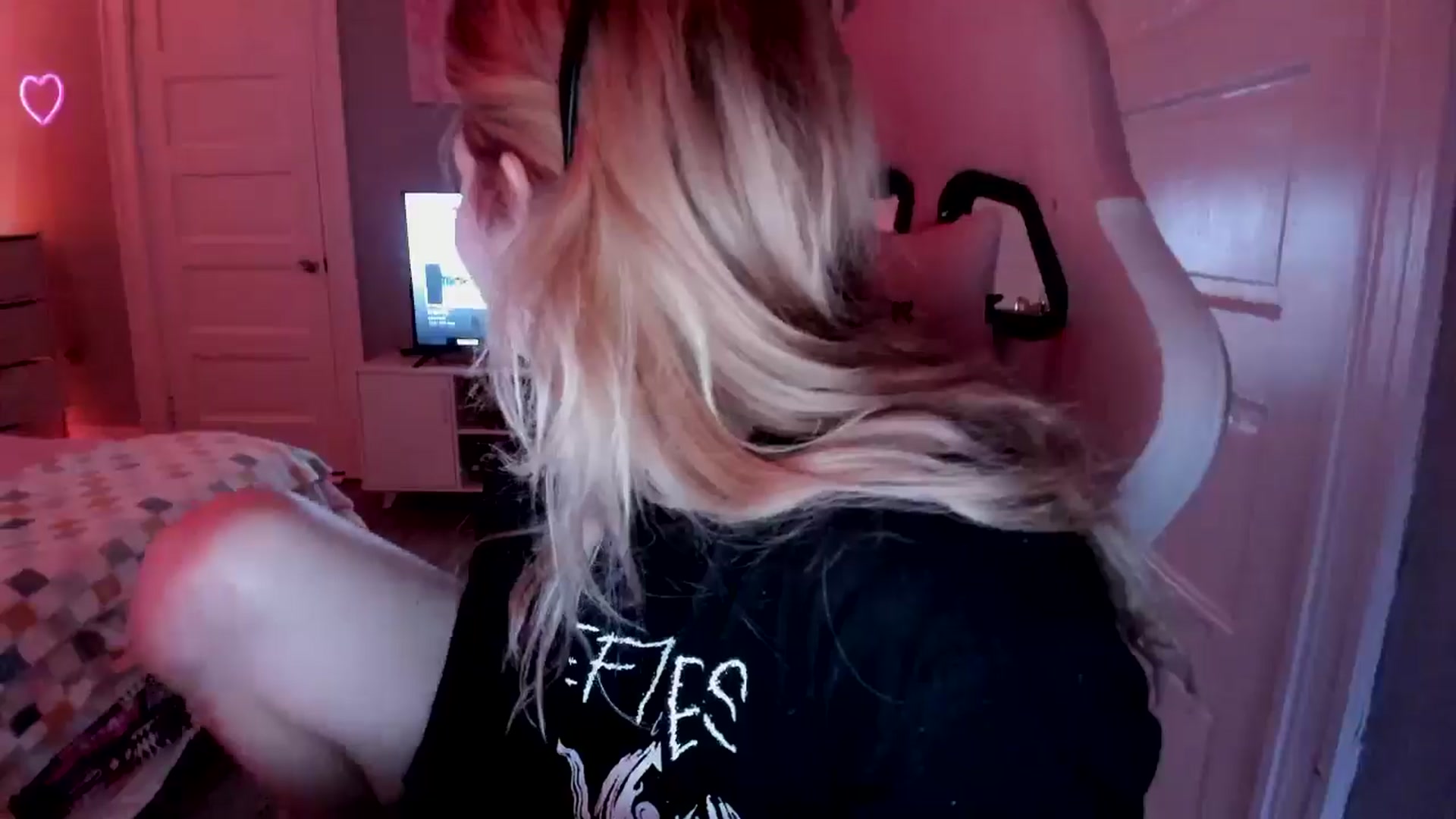 Gallery image thumbnail from DuckChan0's myfreecams stream on, 04/07/2026, 16:00 image 15 of 20