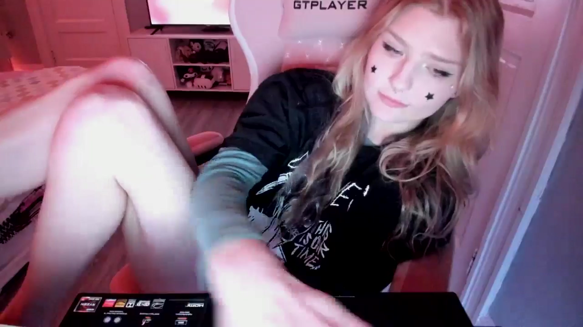 Gallery image thumbnail from DuckChan0's myfreecams stream on, 04/07/2026, 16:00 image 13 of 20