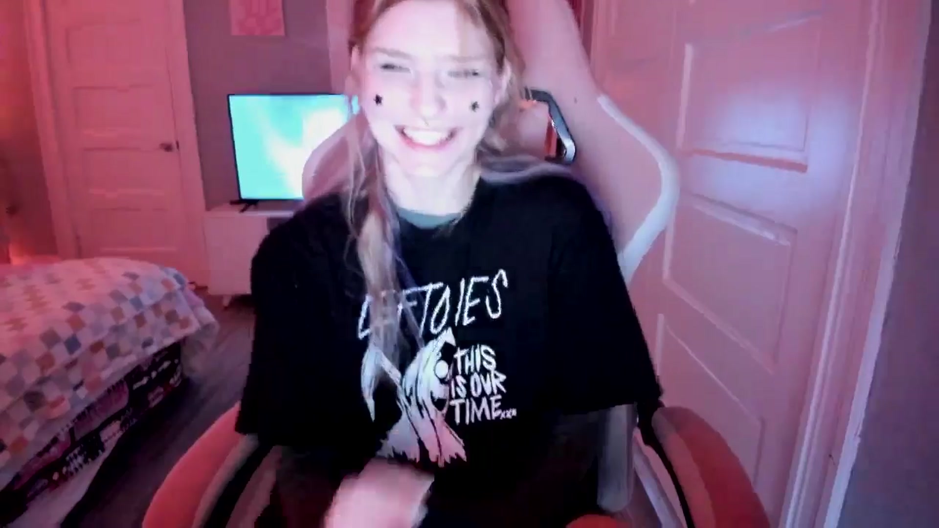 Gallery image thumbnail from DuckChan0's myfreecams stream on, 04/07/2026, 16:00 image 7 of 20