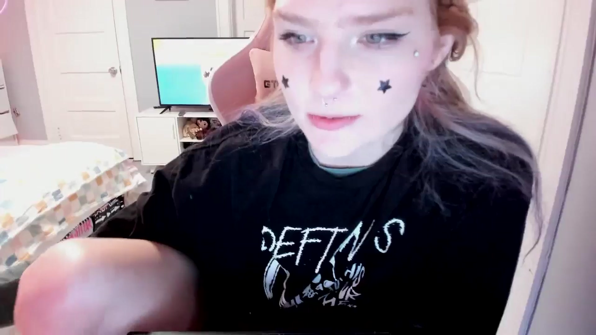 Gallery image thumbnail from DuckChan0's myfreecams stream on, 04/07/2026, 16:00 image 4 of 20