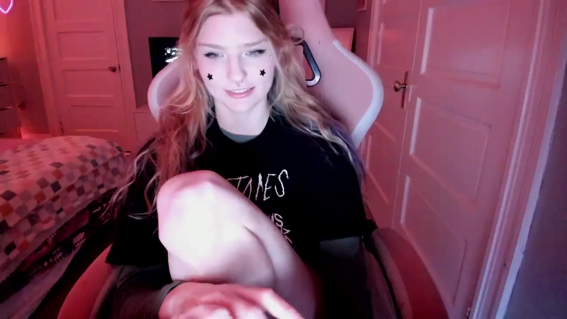 Gallery image thumbnail from DuckChan0's myfreecams stream on, 04/07/2026, 16:00 image 17 of 20