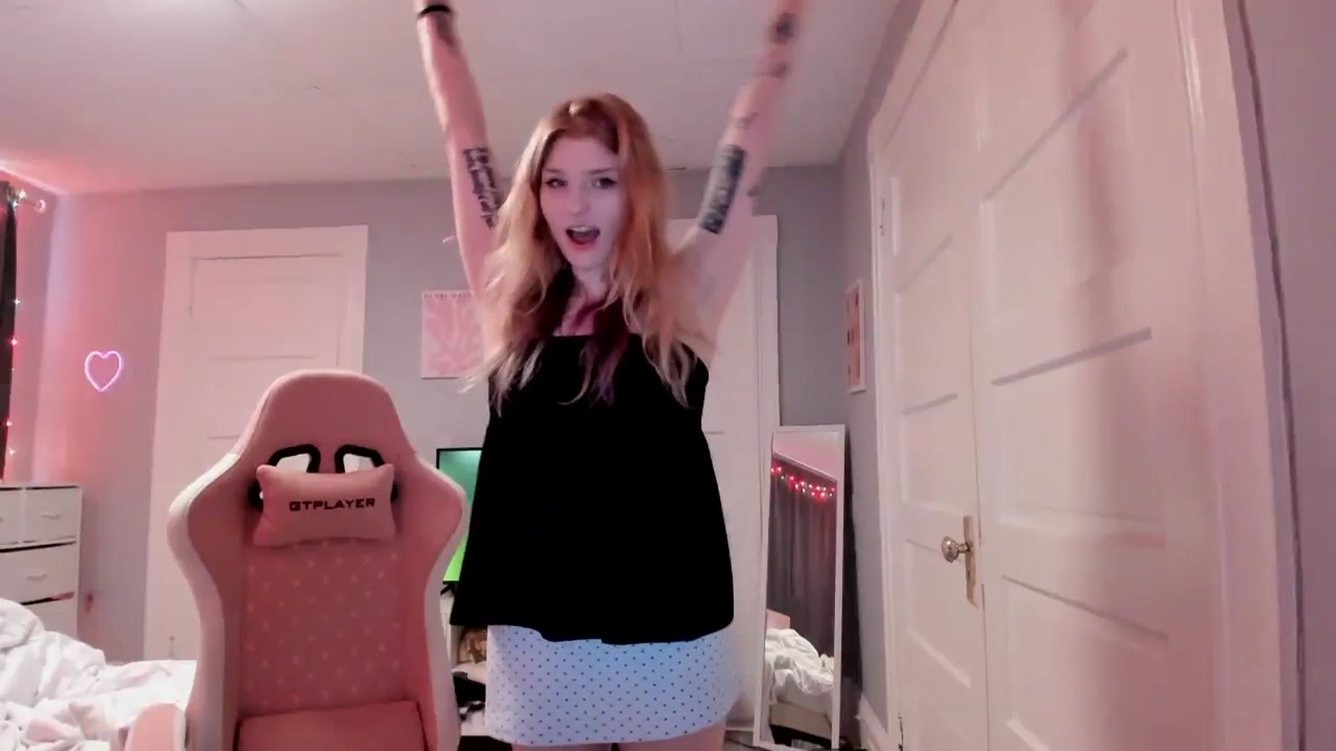 Gallery image thumbnail from DuckChan0's myfreecams stream on, 04/08/2026, 17:35 image 13 of 20