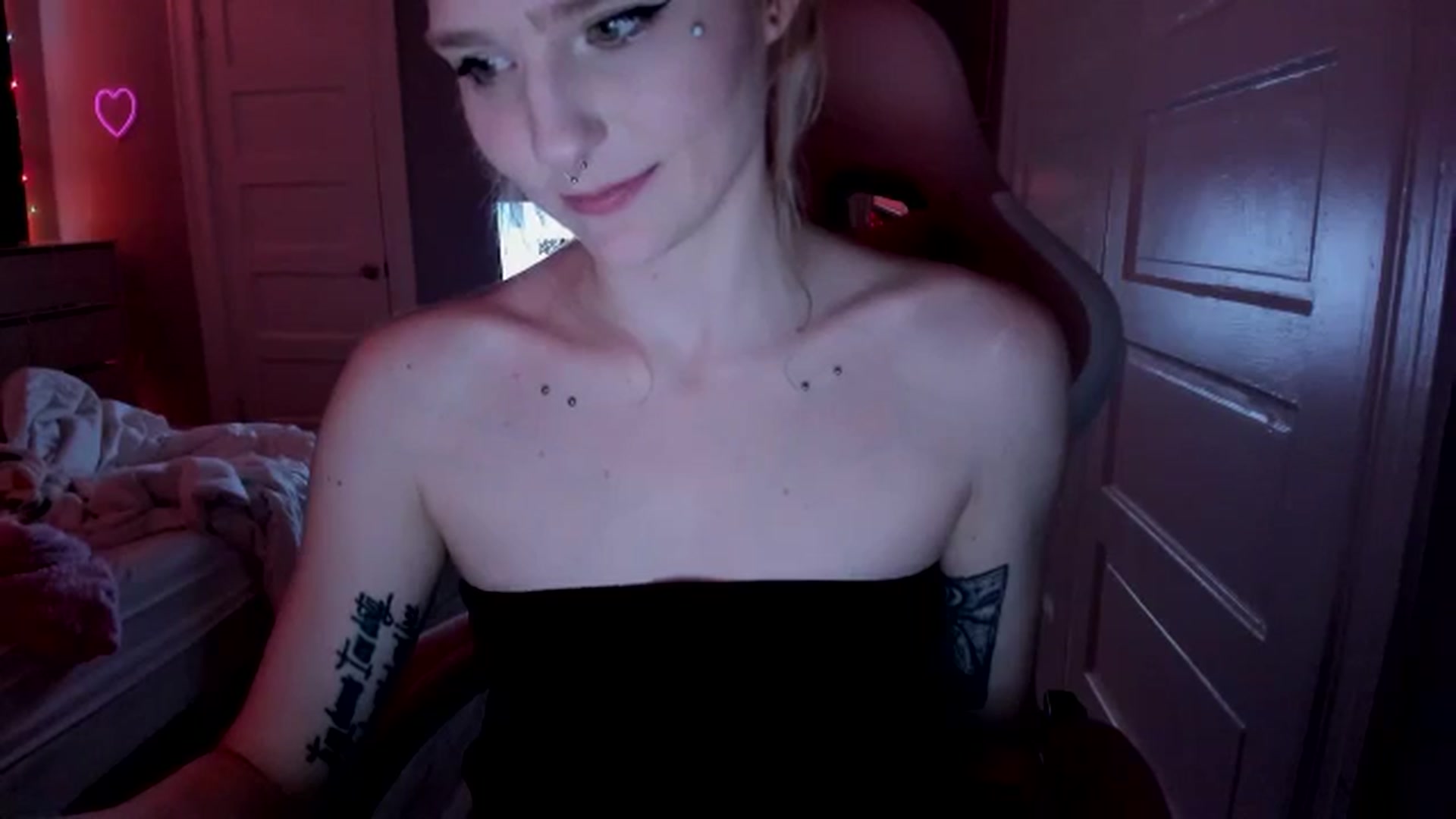 Gallery image thumbnail from DuckChan0's myfreecams stream on, 04/08/2026, 19:08 image 10 of 20