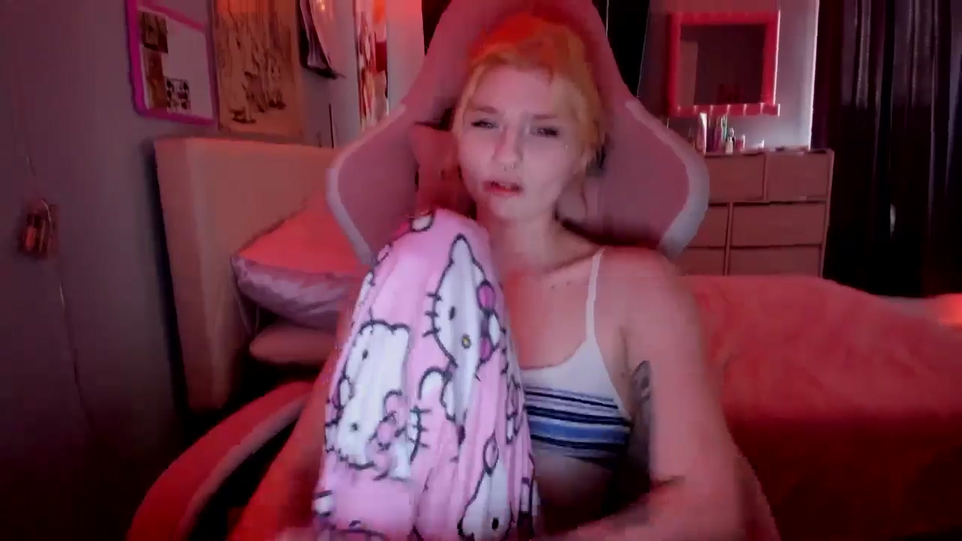 Gallery image thumbnail from DuckChan0's myfreecams stream on, 04/25/2026, 15:12 image 2 of 20