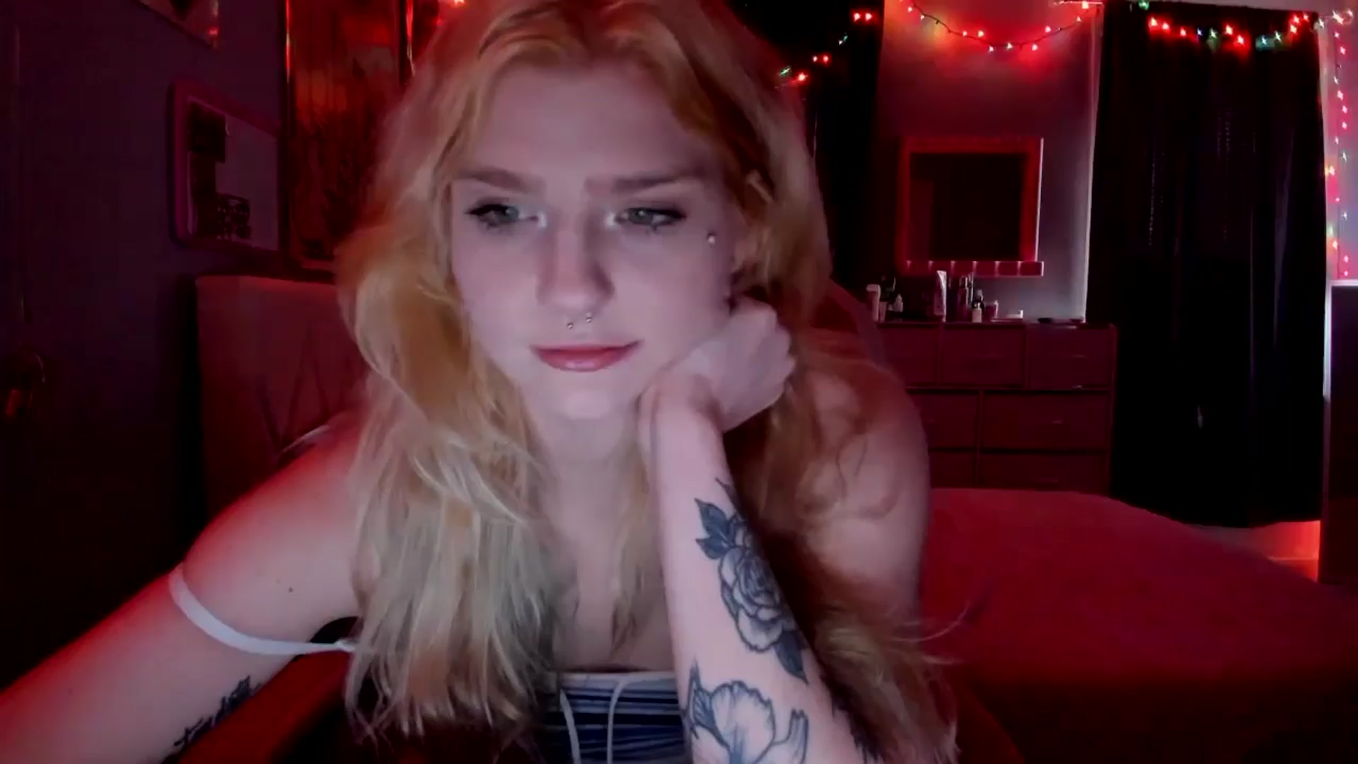Gallery image thumbnail from DuckChan0's myfreecams stream on, 04/25/2026, 15:12 image 14 of 20